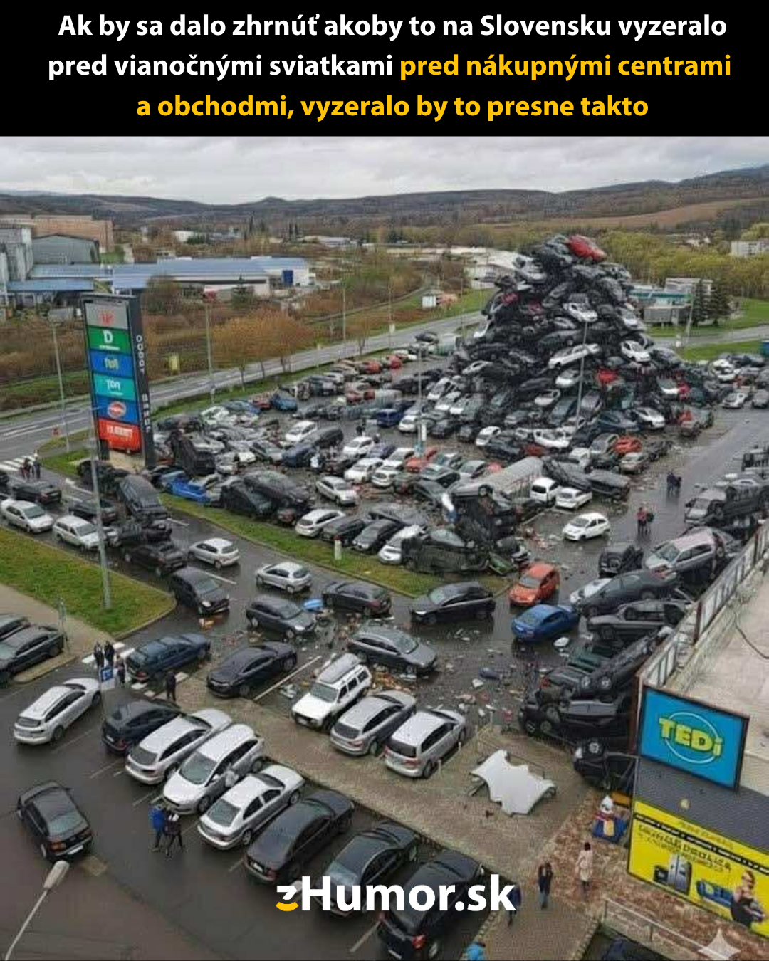 Na preplnenom parkovisku pri obchode nahromadené autá ilustrujú chaos pred Vianocami.
