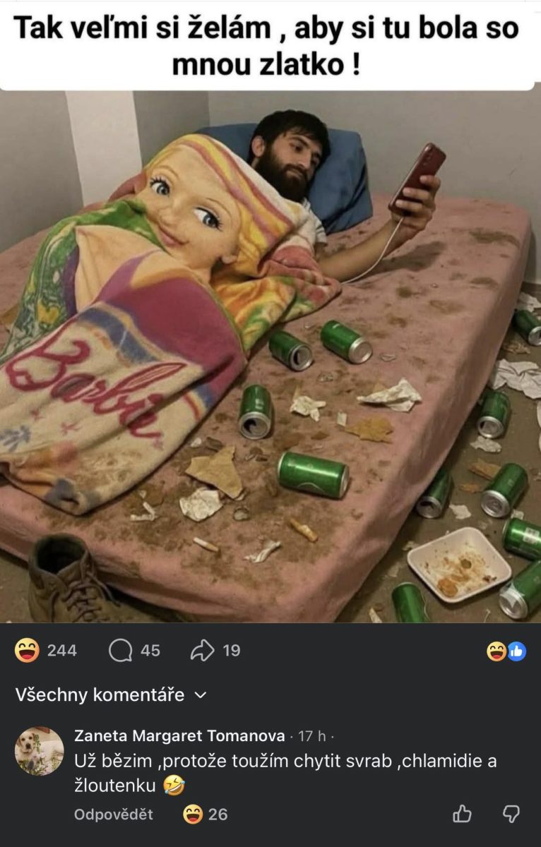 Muž na posteli s farebnou dekou okolo seba, neporiadok a plechovky piva na matraci.