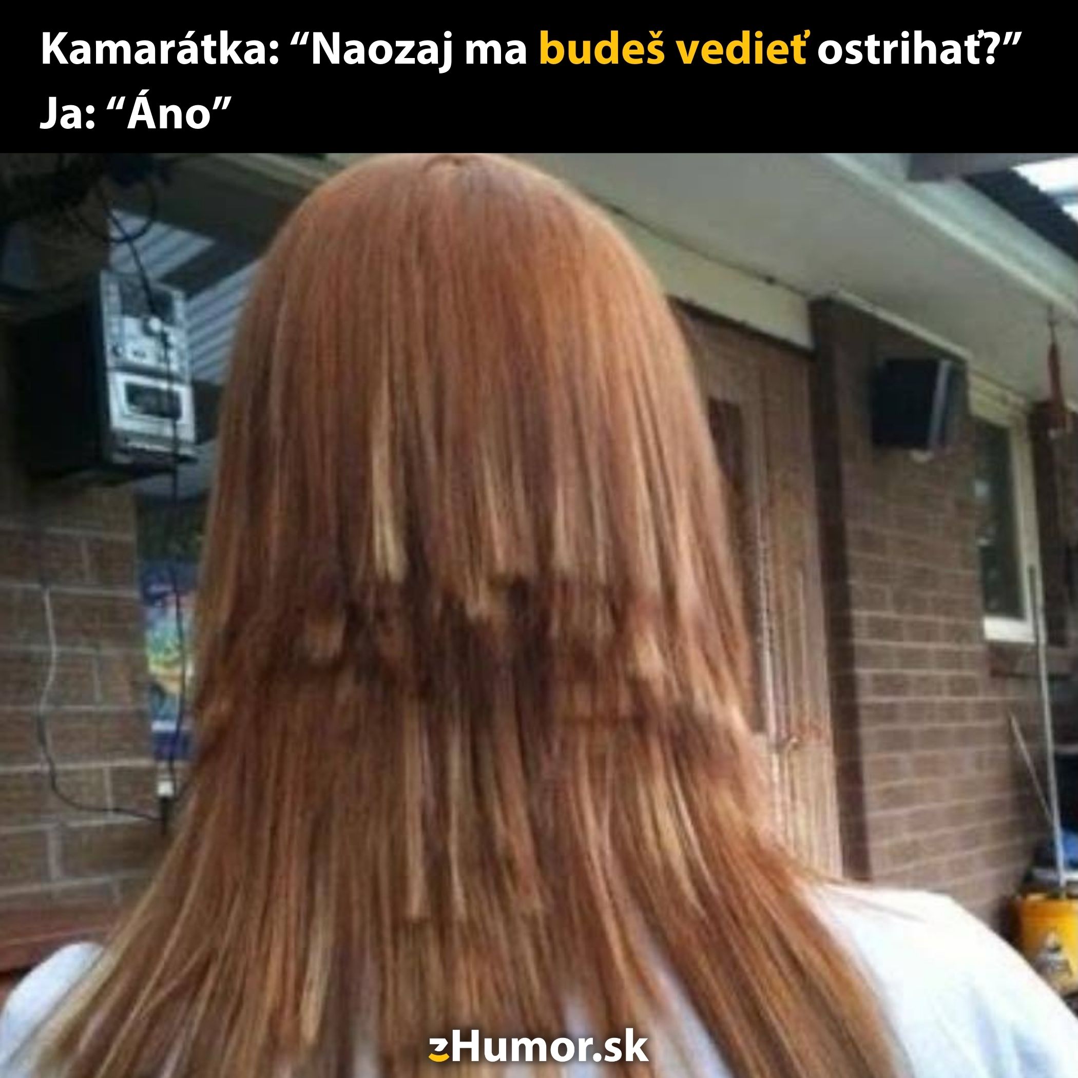 Zle ostrihané vlasy s nerovnomernými vrstvami, pokus o účes doma s nápisom.