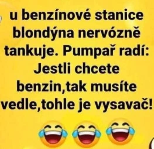 Blondínka omylom tankuje do vysávača na benzínke. Pumpár radí: Benzín je vedľa. Vtipný nápis na žltom pozadí.