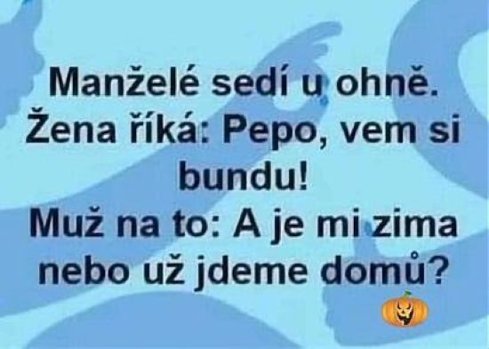 Vtipný dialóg manželov pri ohni: žena radí mužovi vziať si bundu, ten sa pýta na dôvod.