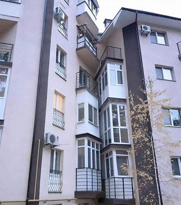 Balkónová architektúra s nezvyčajnou, asymetrickou konštrukciou na bytovom dome.