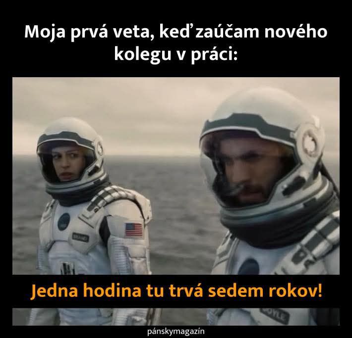Astronauti vo vesmírnych oblekoch na planéte, text: Jedna hodina tu trvá sedem rokov. Zábavný pracovný vtip.