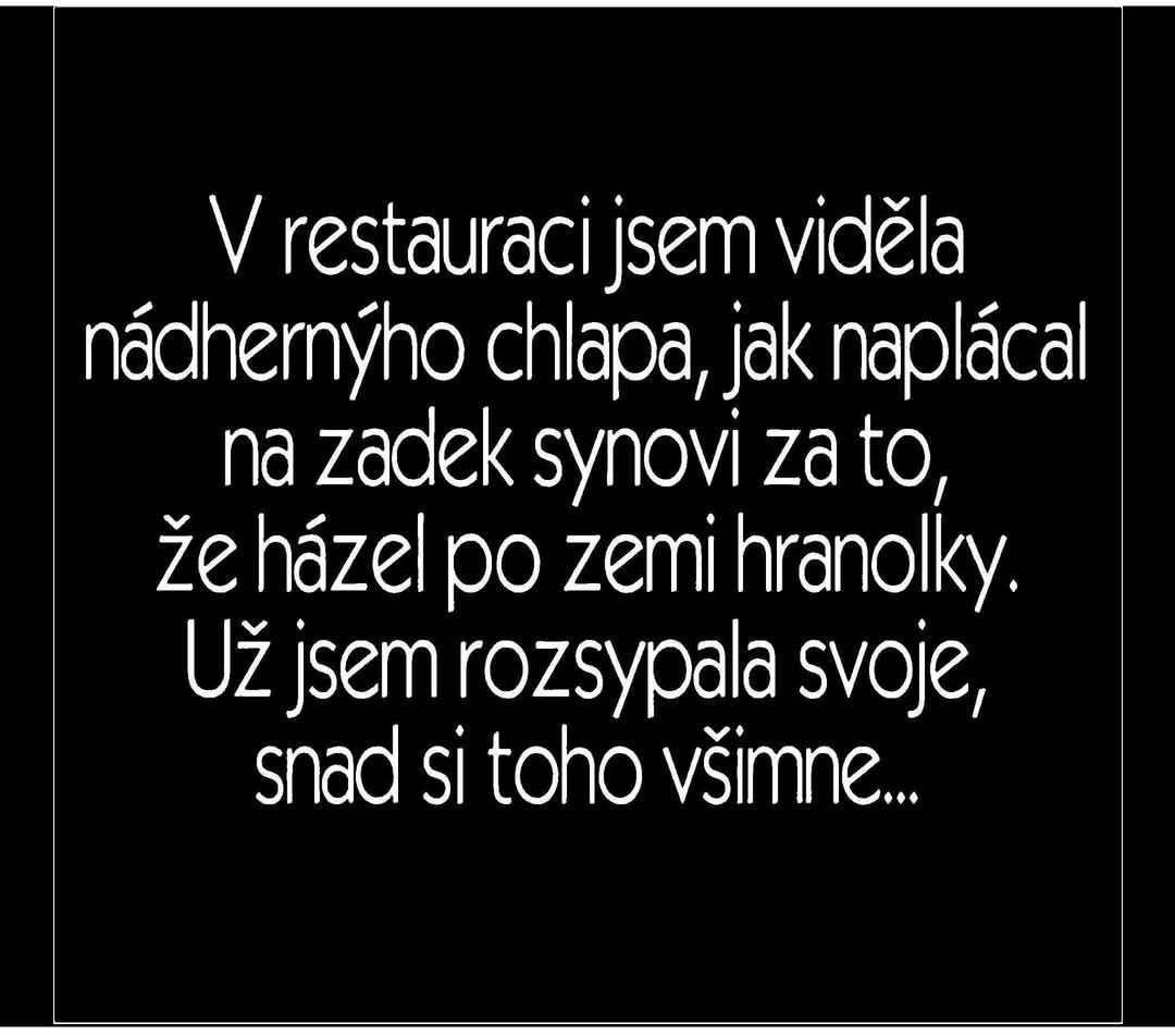 žena sleduje muža v reštaurácii a rozšafne reaguje na jeho výchovné metódy elegantným gestom s hranolkami