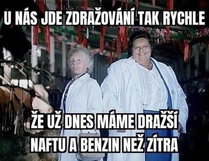 Dvaja ľudia v bielych plášťoch s nápisom o rýchlom zdražovaní pohonných hmôt.