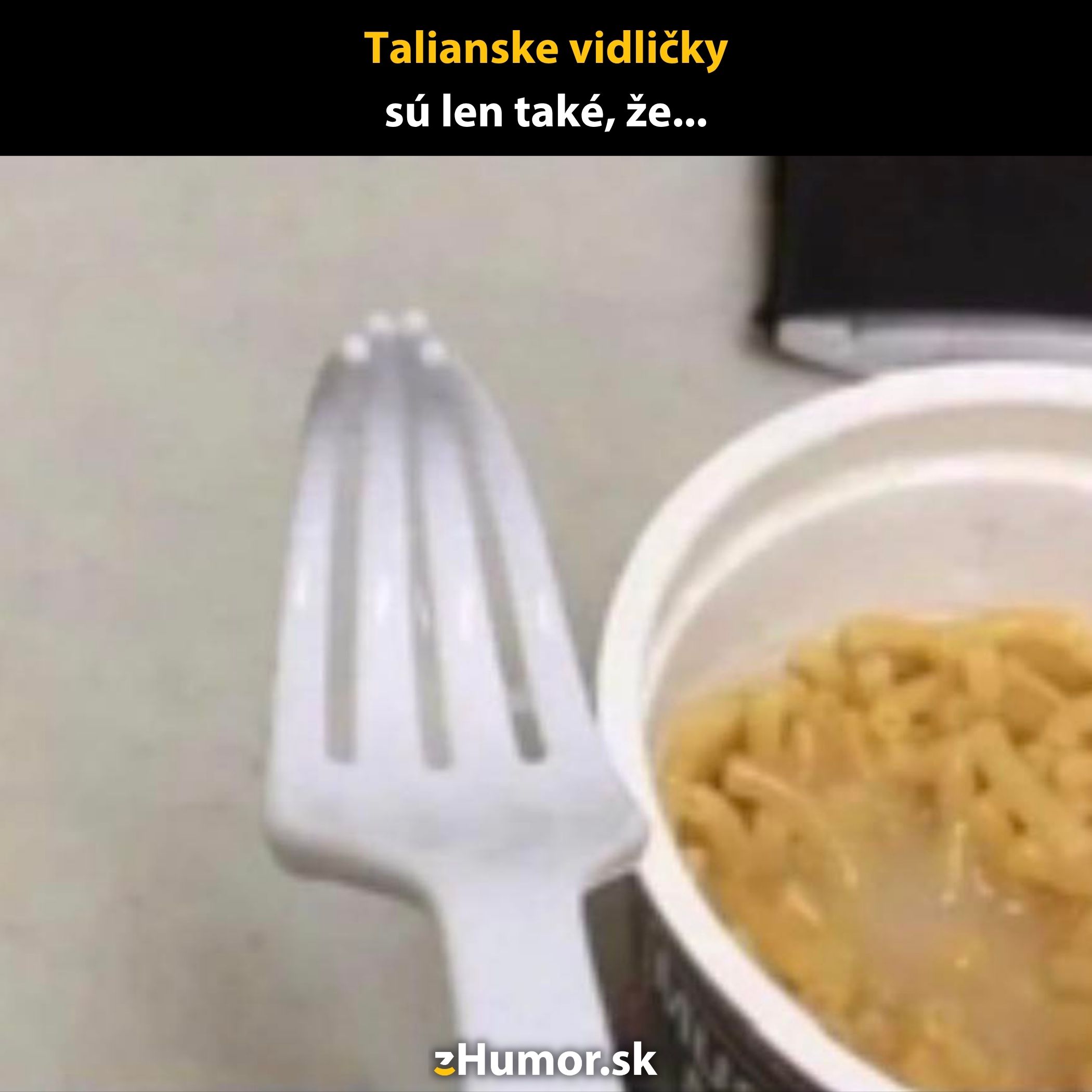 Plastová vidlička nad pohárom instantných rezancov s vtipným textom o talianskych vidličkách.