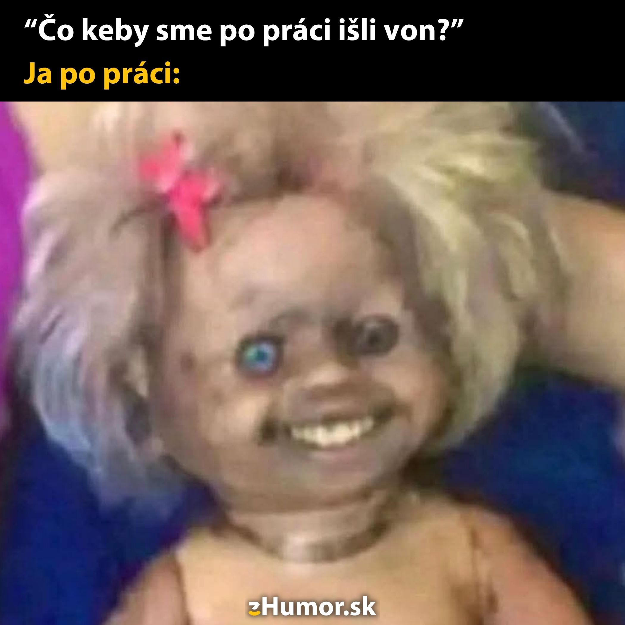 Unavená bábika s rozstrapatenými vlasmi a úsmevom po náročnom dni v práci.