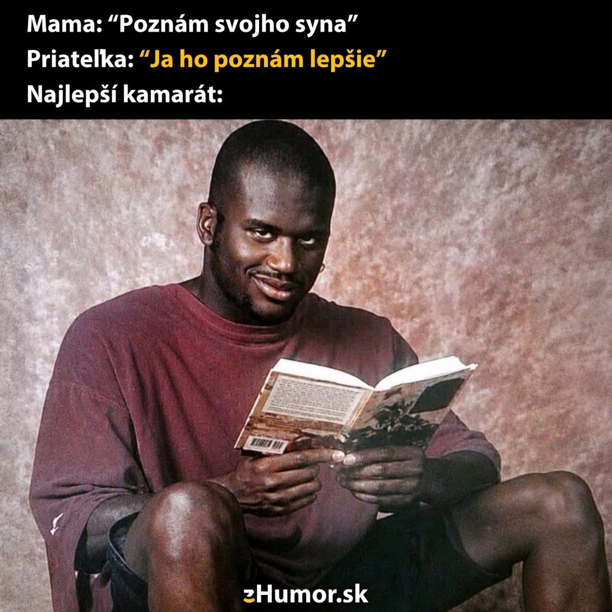 Muž s knihou sa usmieva, vtipne reaguje na výroky mamy a priateľky o poznaní syna.