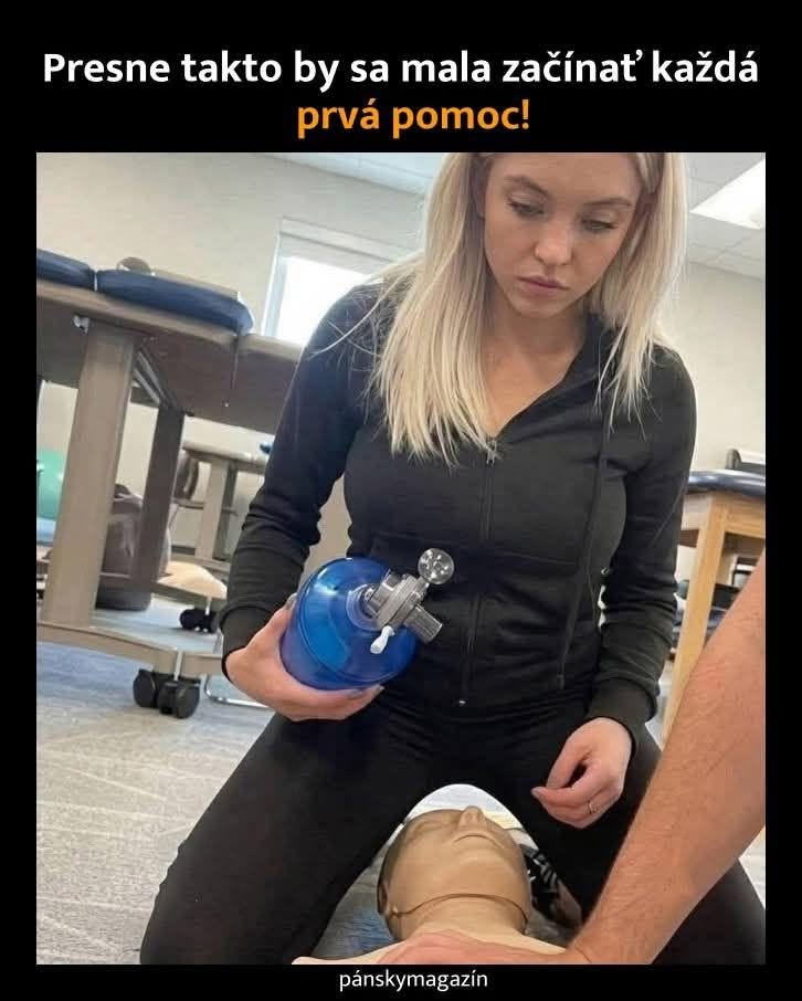 Žena trénuje podanie prvej pomoci na figuríne s dýchacím vakom v triede.