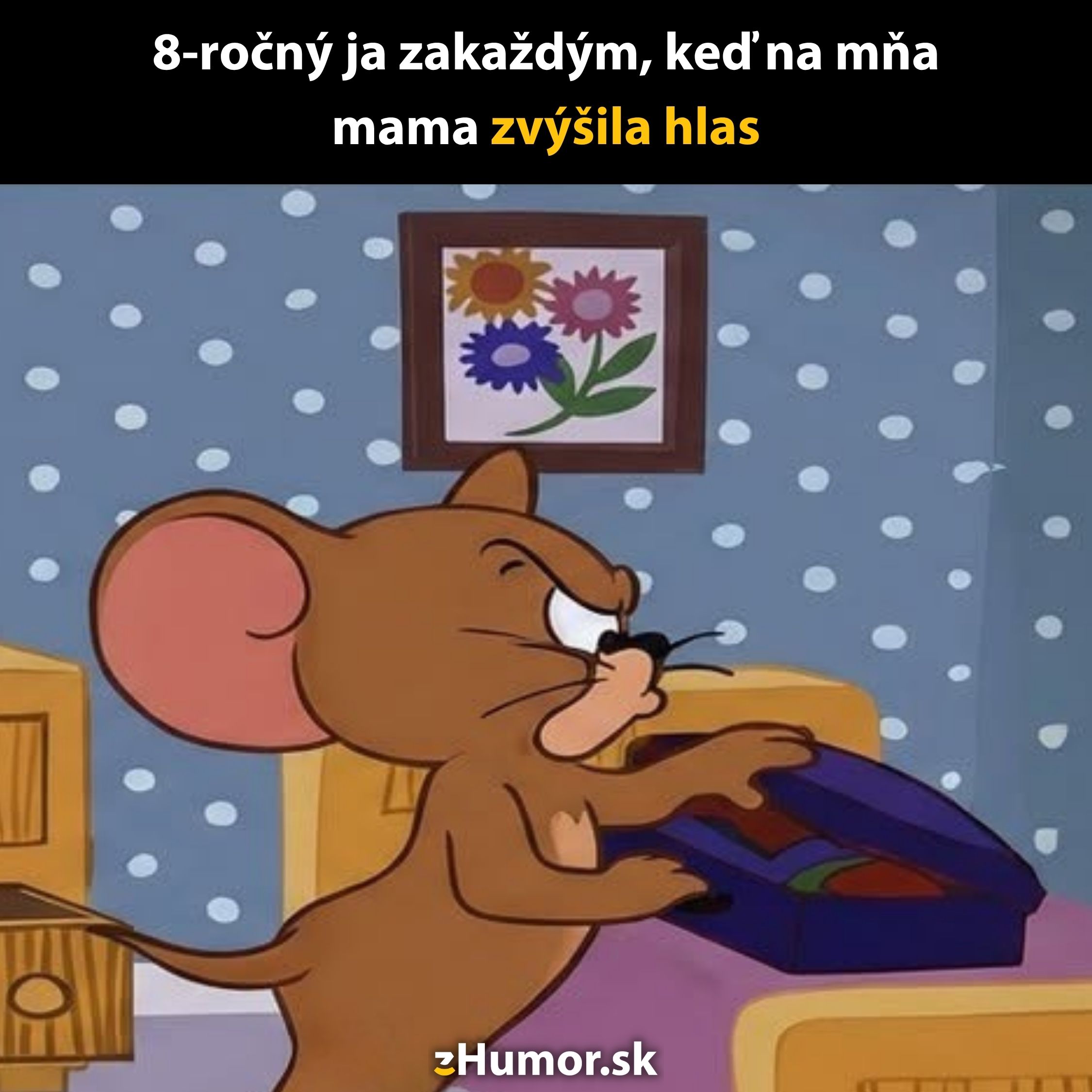 Kreslená myš nervózne schováva veci do kufra pred modrou bodkovanou stenou, obrázok s kvetmi v pozadí.
