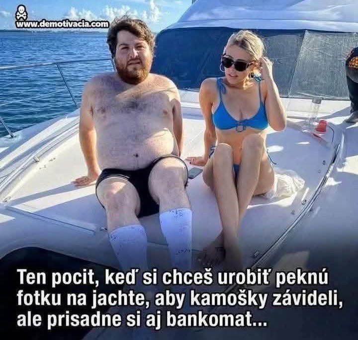 Muž a žena na jachte pri mori, s humorným textom o situáciách pre sociálne médiá.