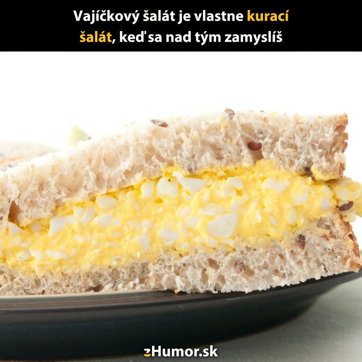 Sendvič s vajíčkovým šalátom, humorný pohľad na jedlo, ktoré je vlastne kuracie.