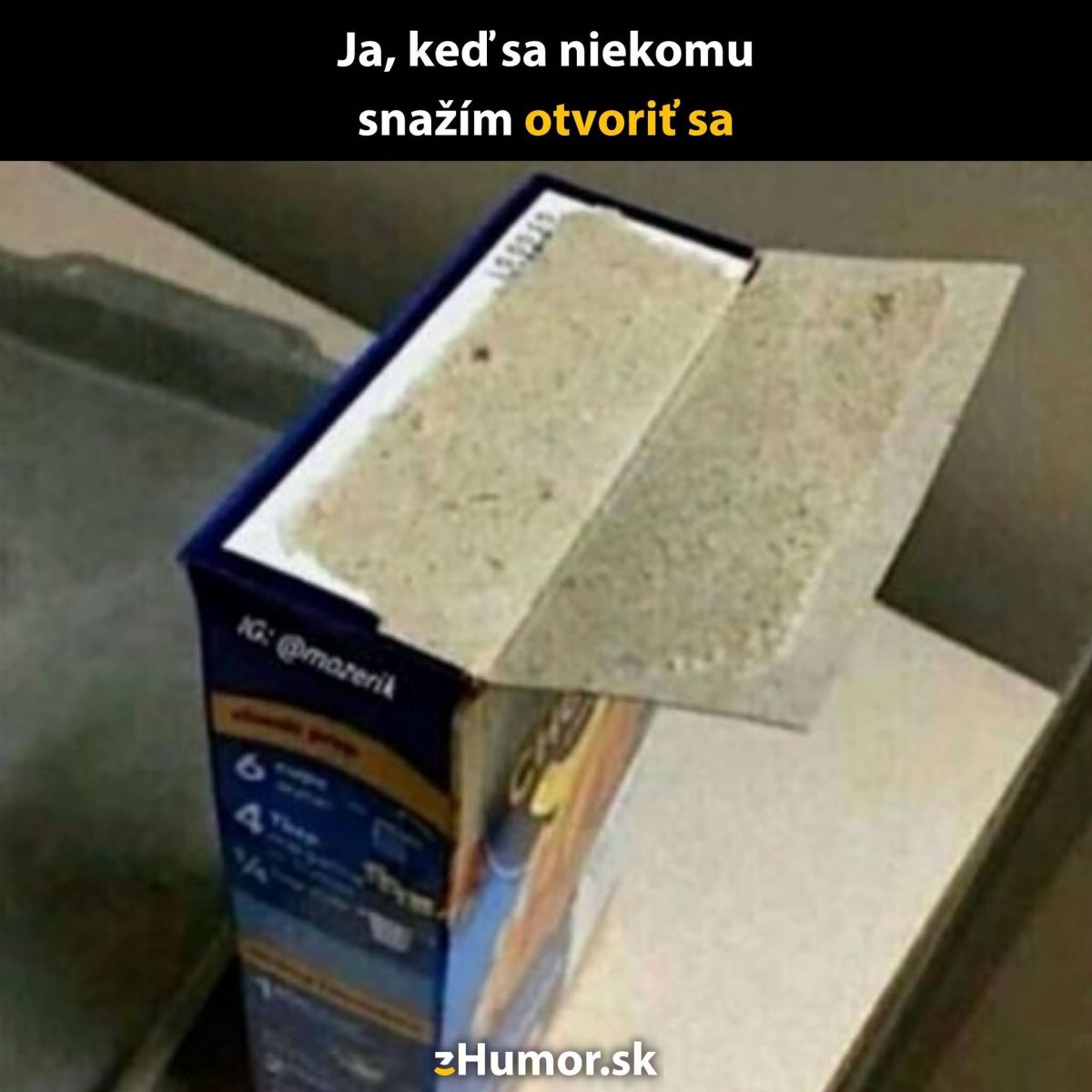 Otvorená krabica cereálií s poškodeným obalom, ilustrácia pocitu otvárania sa emocionálne.