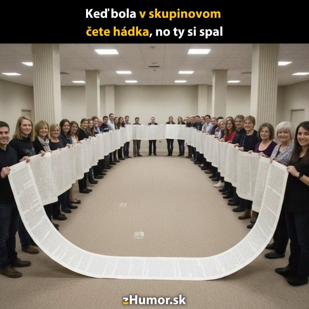 Skupina ľudí drží dlhý zvitok papiera v miestnosti. Text: Keď bola v skupinovom čete hádka, no ty si spal.