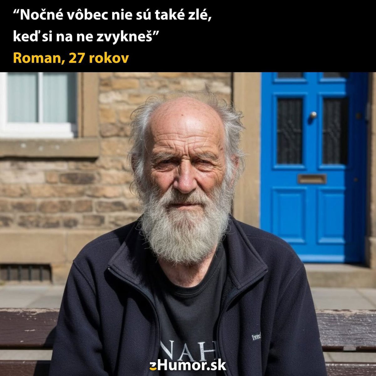 Starší muž s bielou bradou sedí na lavičke pred modrými dverami. Citát v obrázku hovorí o nočných zmenách.