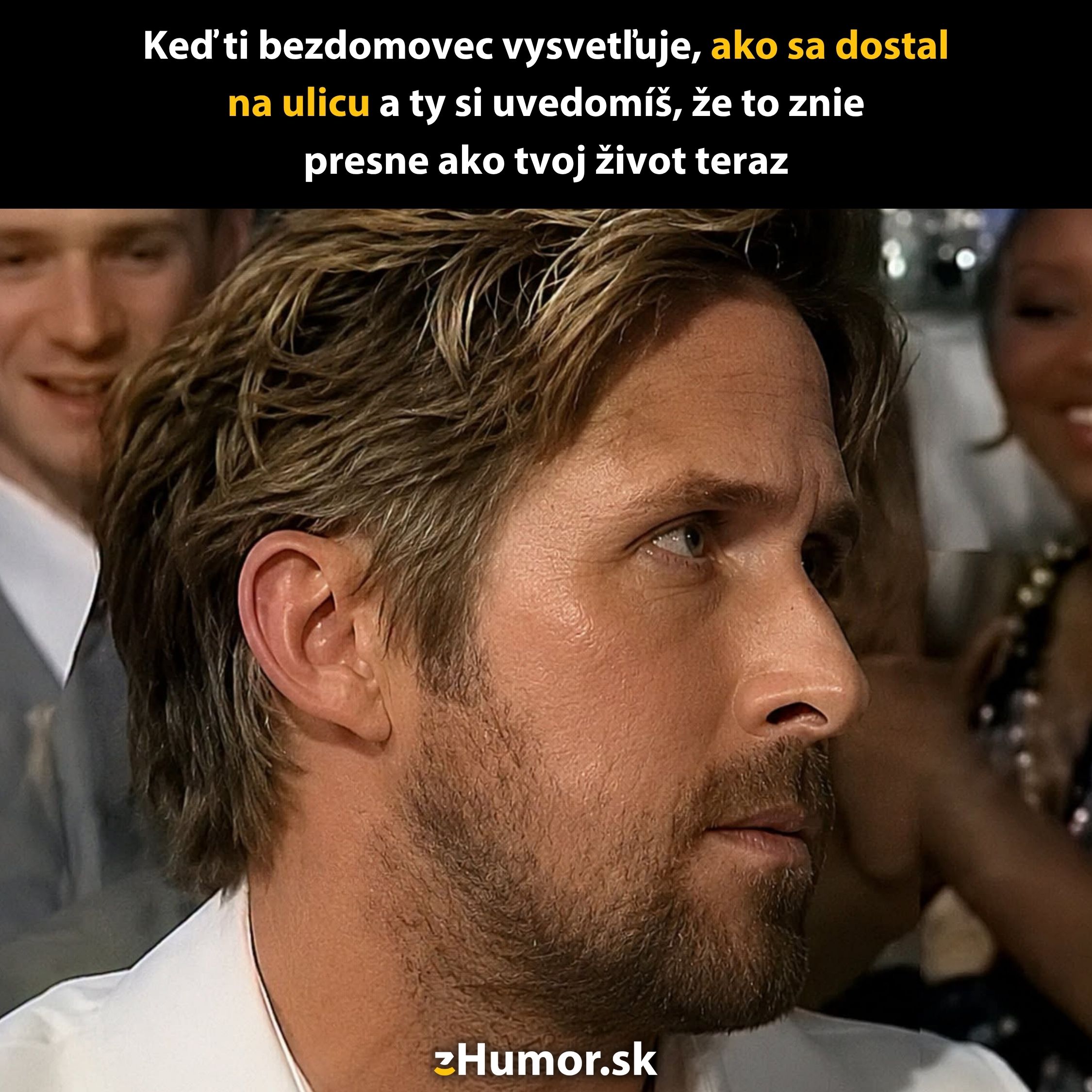 Obrázok muža v elegantnom prostredí so zamysleným výrazom tváre.