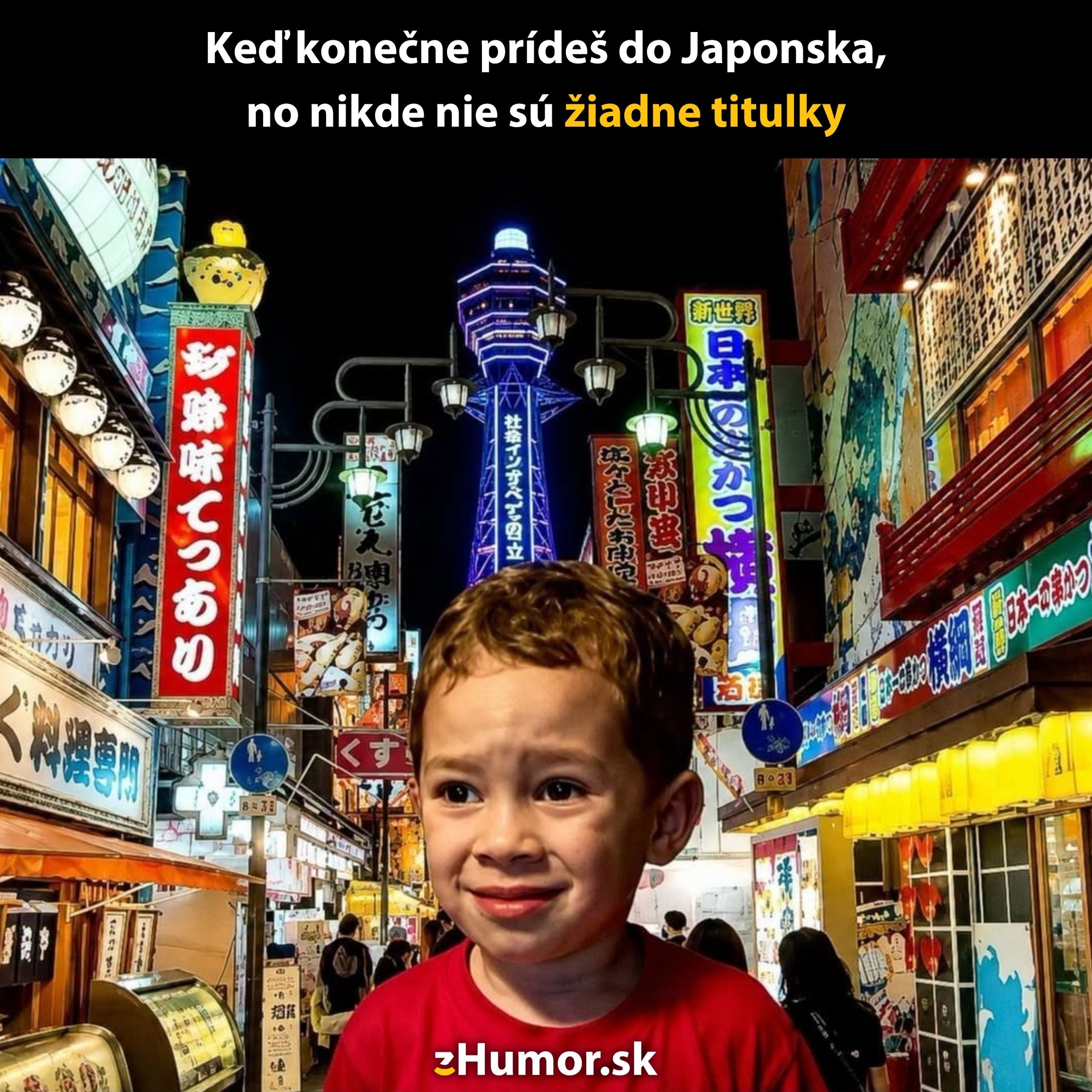 Dieťa stojí v japonskej uličke plnej farebných nápisov a tráskov, vyzerá prekvapene a zmätene.