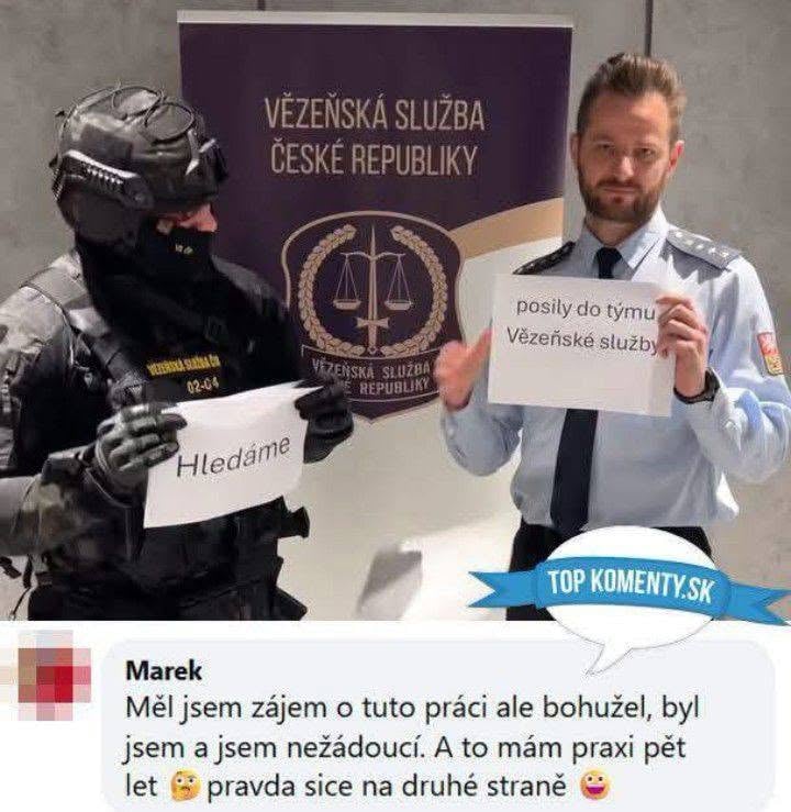 Príslušníci väzenskej služby s náborovými nápismi hľadajú posily pre Vězeňskú službu Českej republiky.