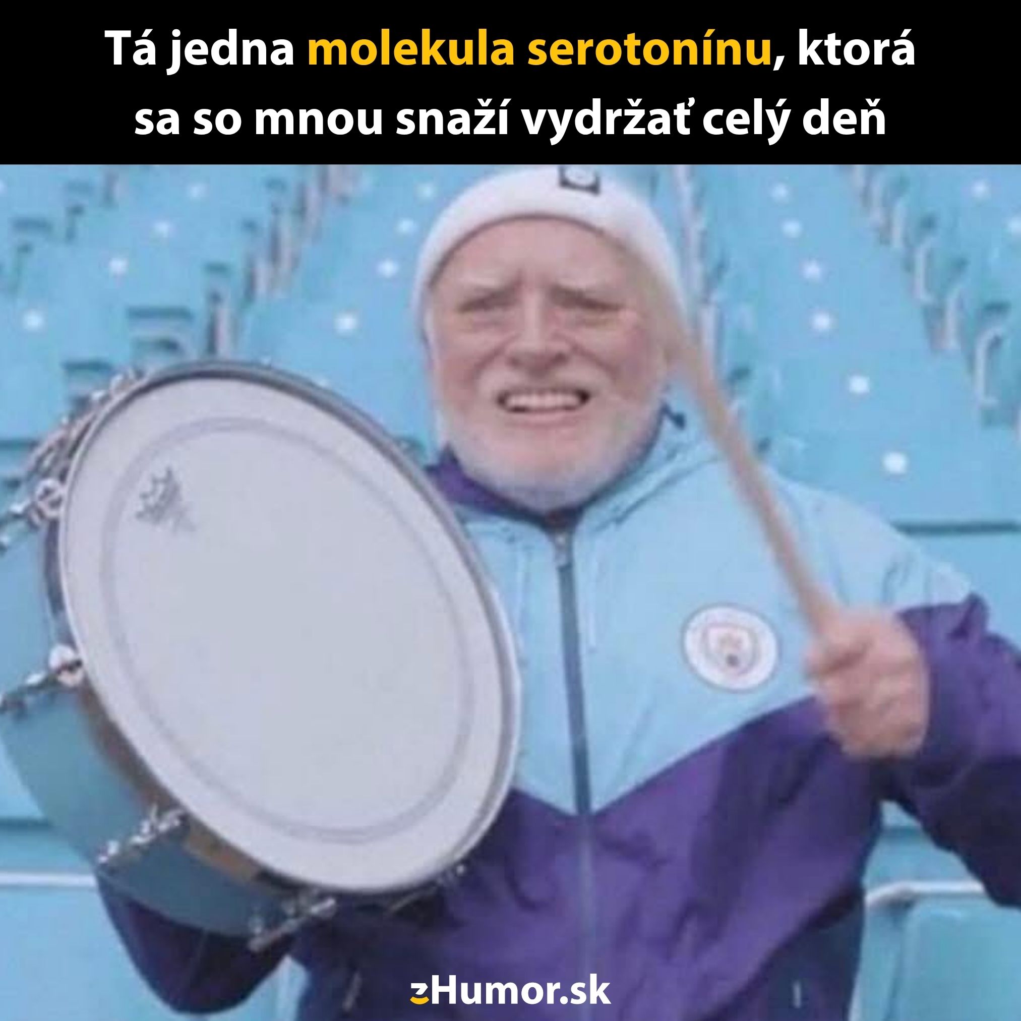 Starší pán bubnuje na tribúne so stiahnutým úsmevom, modrá bunda, text o serotoníne.