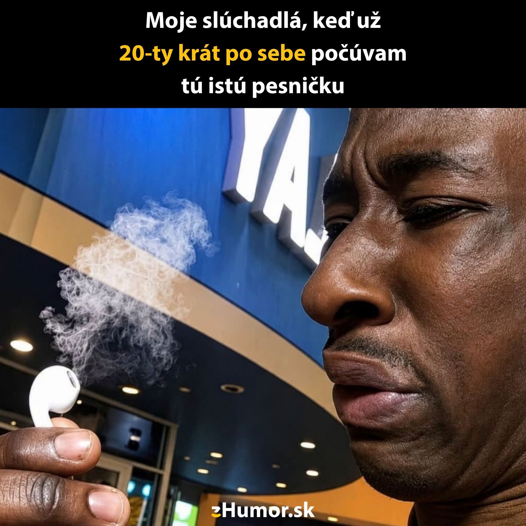 Slúchadlá vydávajú dym; muž sa na ne pozerá zmätene s textom o opakovaní pesničky.
