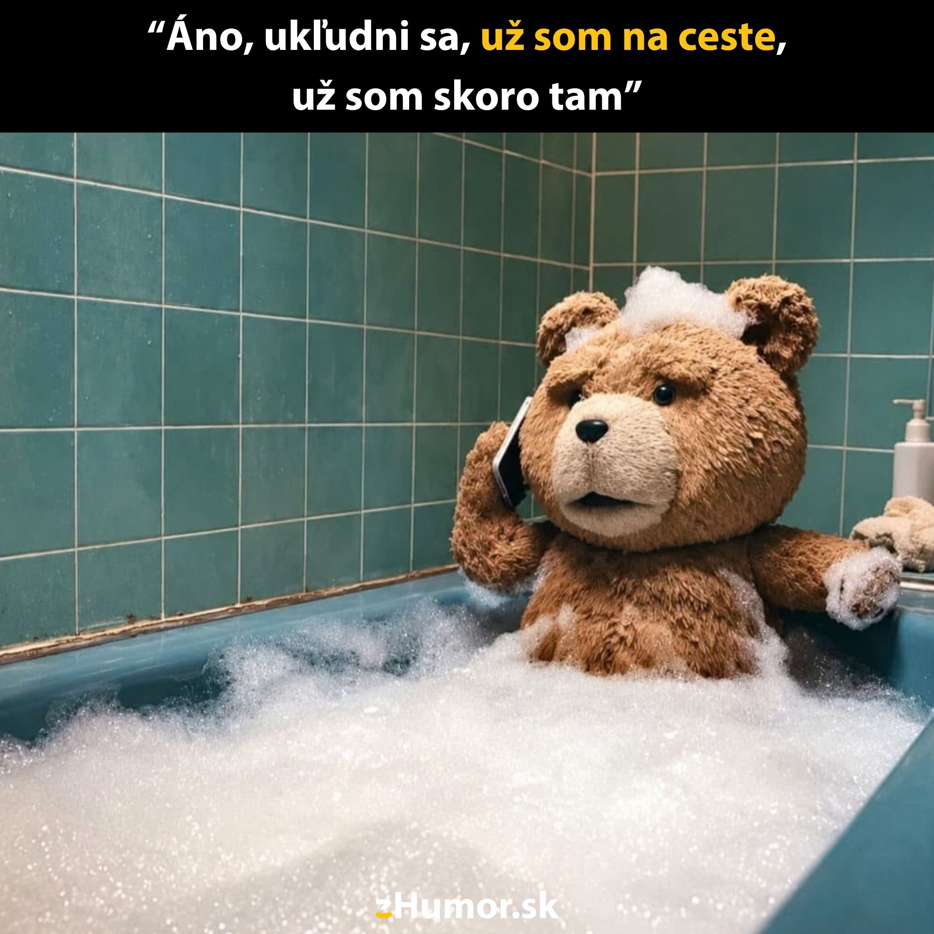Medvedík vnapustenej vani hovorí do mobilu: Už som na ceste. Vtipná scéna s penou a medvedíkom.