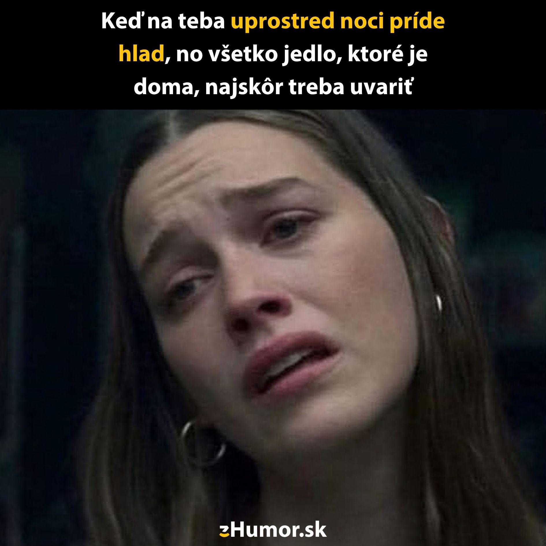 Žena s výrazom frustrácie, keď ju v noci prepadne hlad, ale všetko jedlo musí najprv uvariť.