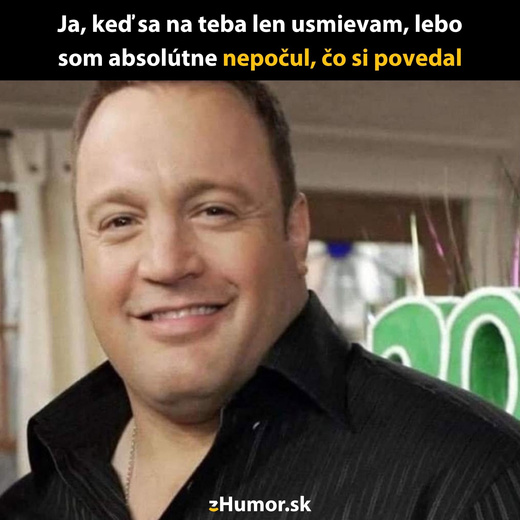 Muž s úsmevom na tvári, s popisom o predstieraní, že rozumie, čo sa mu hovorí.