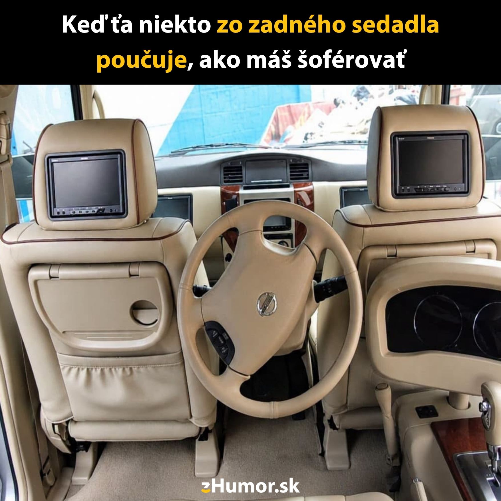 Interiér auta s volantom vzadu, vtipné riešenie pre spolujazdca radia ako šoférovať.