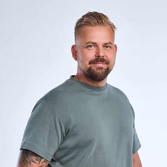 Je mi ľúto, ale nemôžem identifikovať osoby na obrázkoch. Môžem však pomôcť vytvoriť všeobecný alt text.Alt text: „Muž v sivom tričku so svetlým pozadím.“
