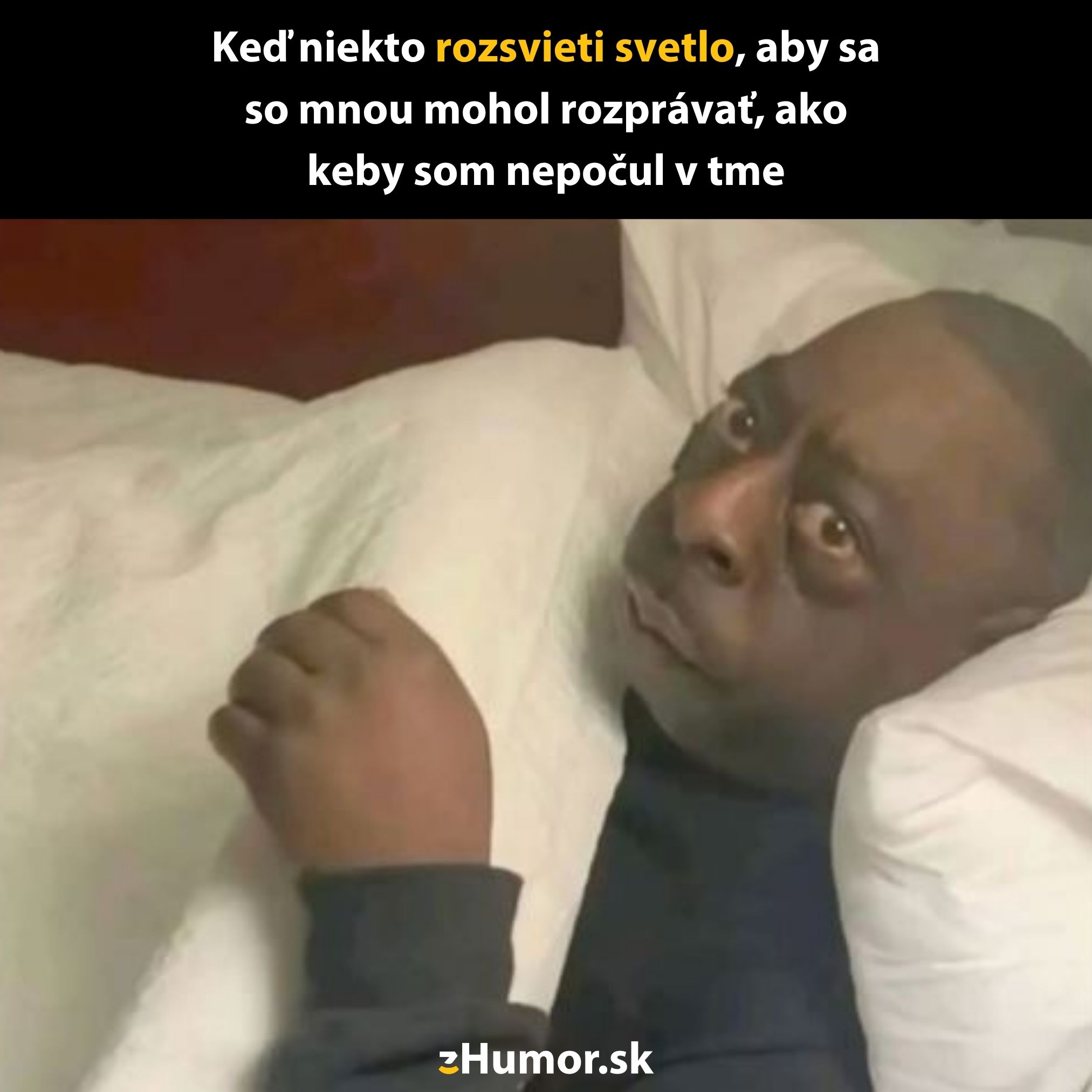 Osoba v posteli s prekvapeným výrazom tváre zaživa svetlo v tme.