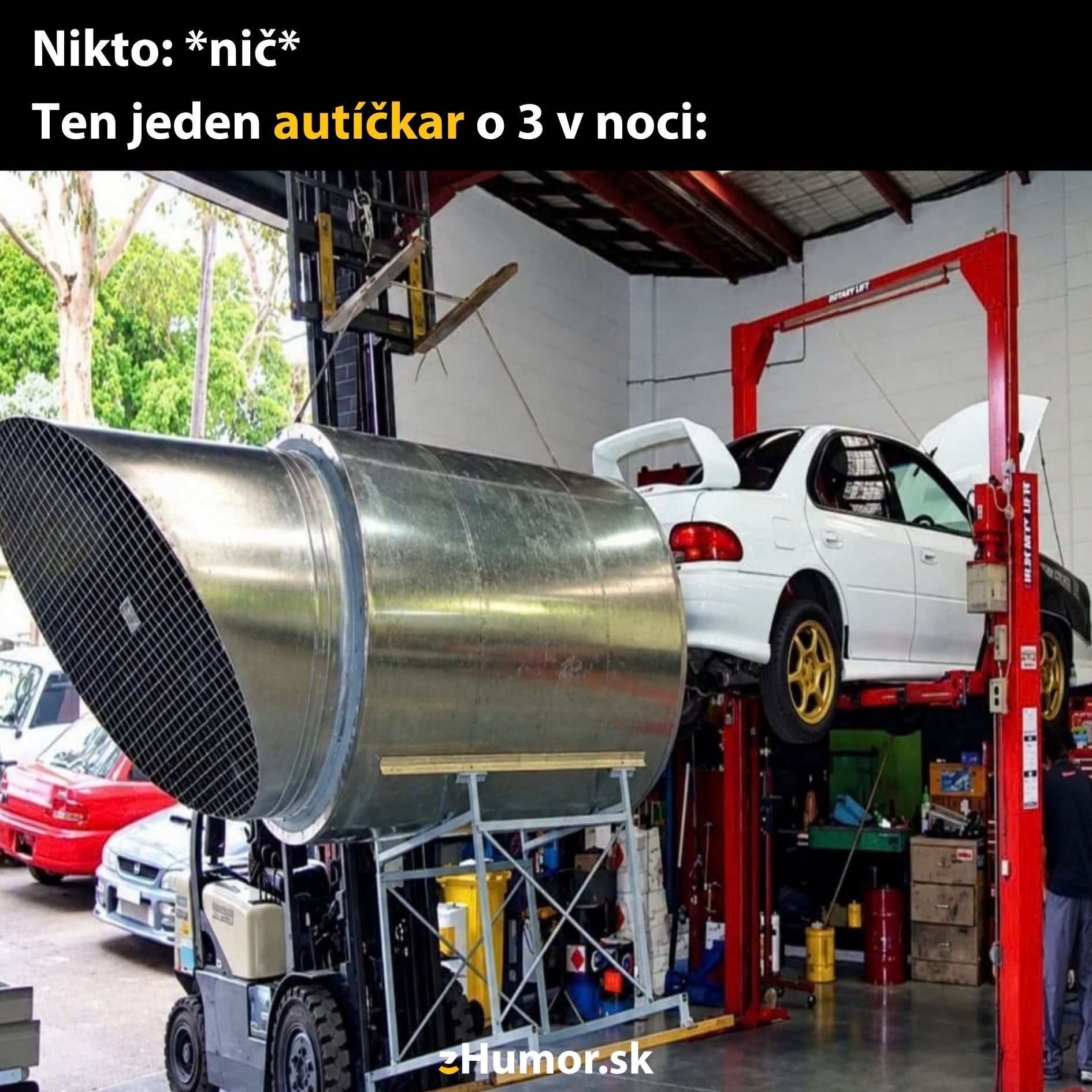 Auto na zdviháku s obrovským výfukom v dielni, vtipná situácia pre autičkárov.