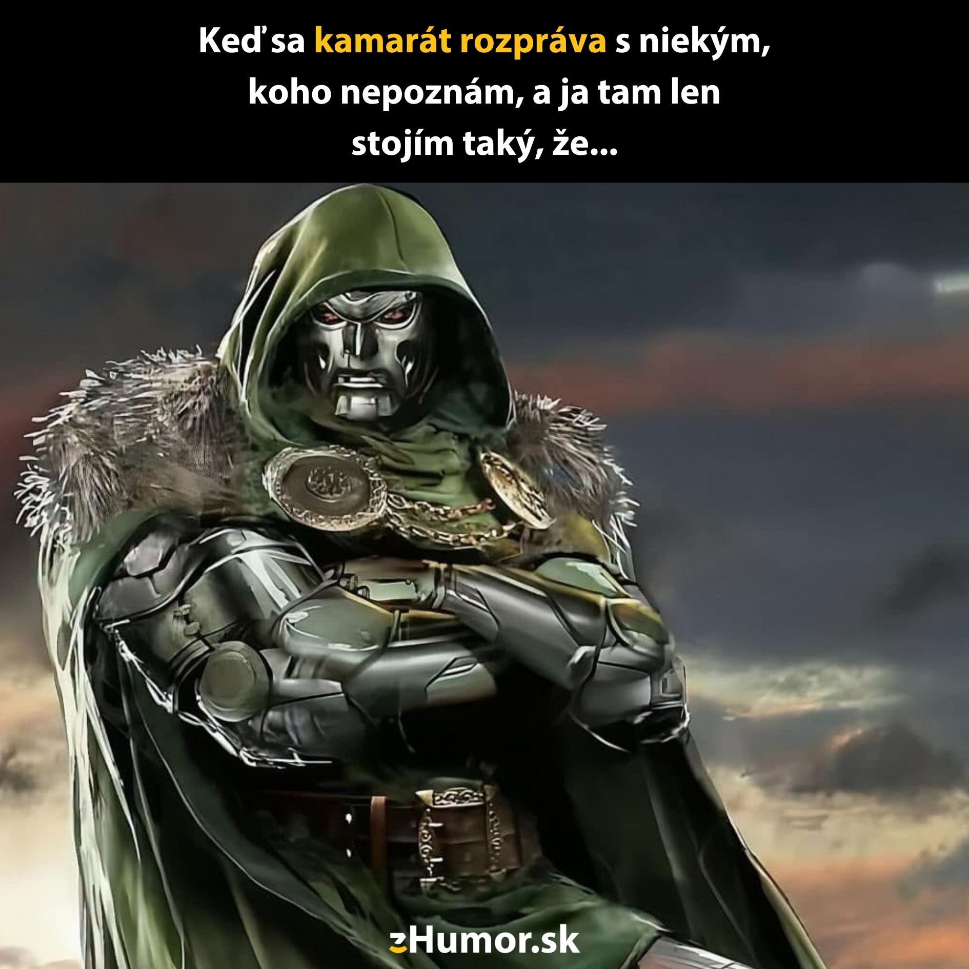 Tajomný postava v brnení s plášťom na pozadí dramatickej oblohy.