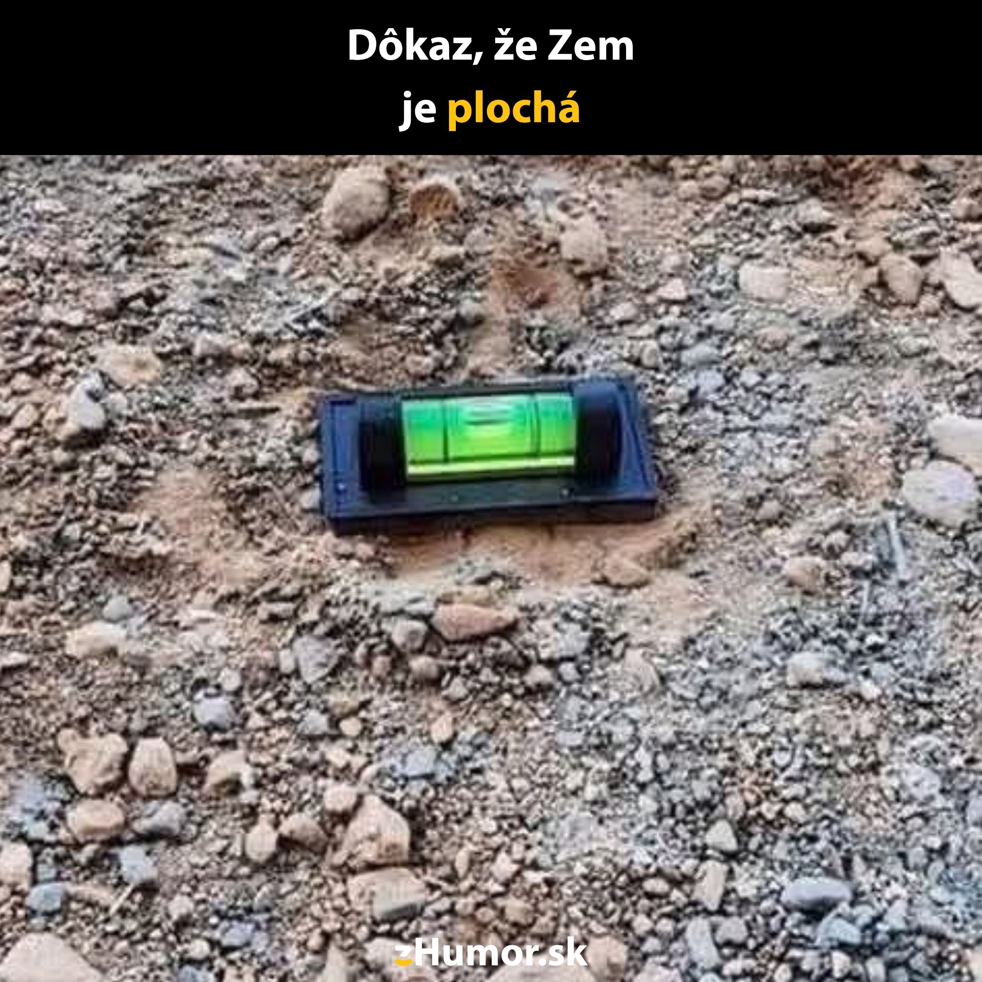 Vodováha na štrku s nápisom Dôkaz, že Zem je plochá - humorná scénka.
