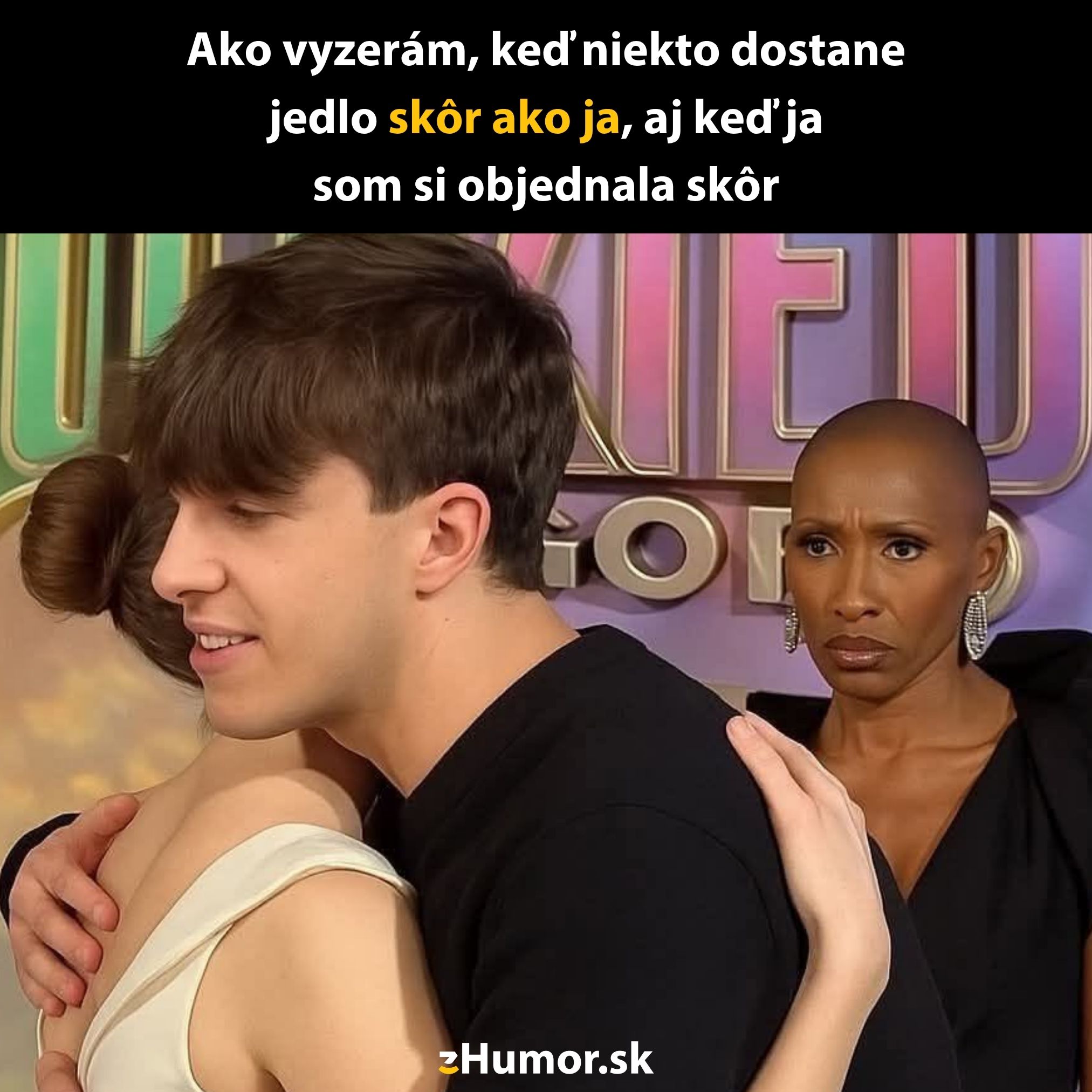 Mladý pár objímajúci sa, tretia osoba zvážavo pozoruje, vtipný meme text o objednaní jedla.