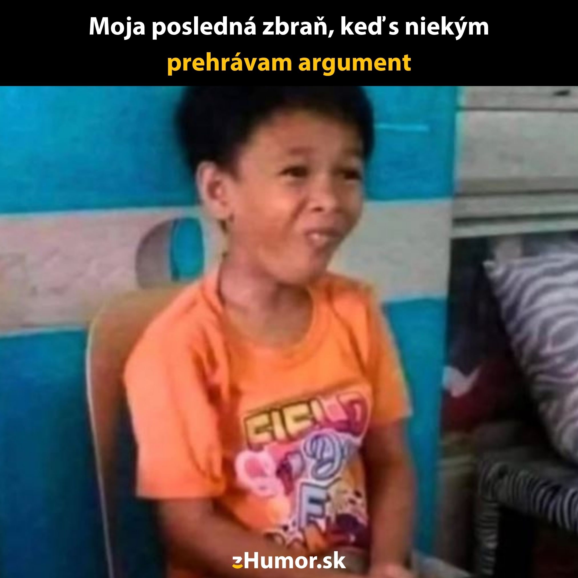 Dieťa sediace na stoličke s vtipným výrazom tváre a popisom ako posledná záchranná stratégia v hádke.