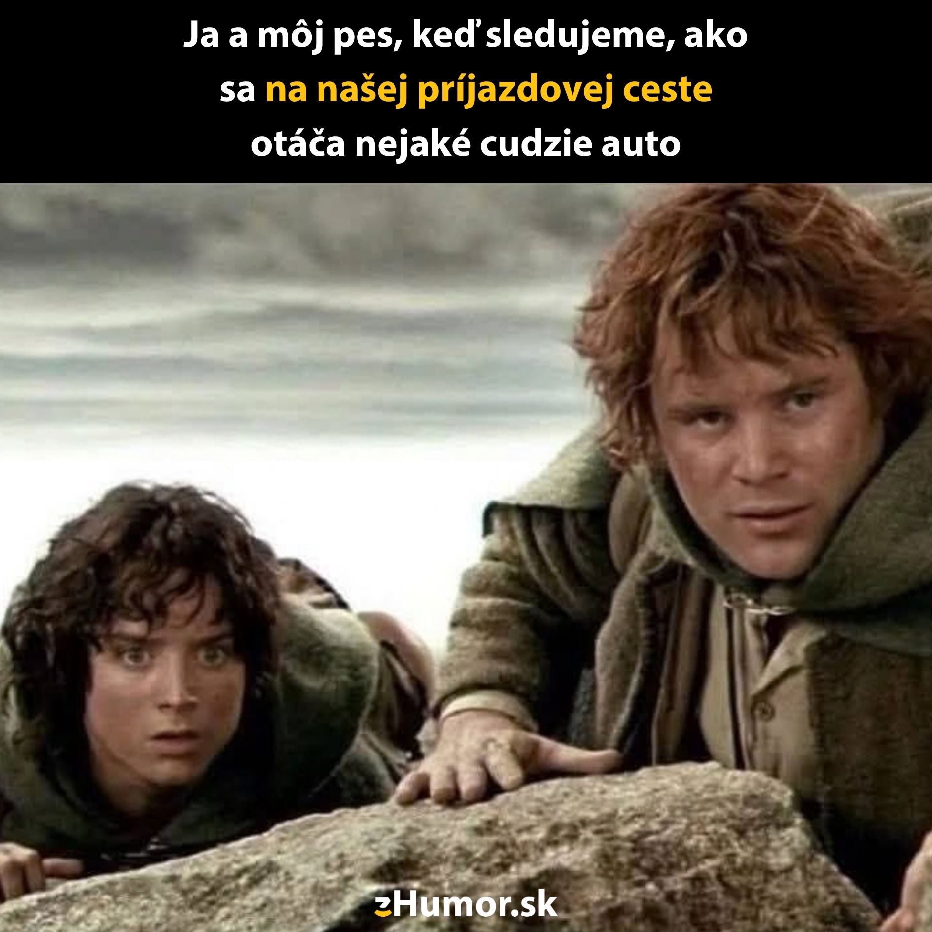 Dve postavy pozorujú niečo v diaľke, citát vyjadruje vtipný postreh o cudzinom aute na príjazdovej ceste.