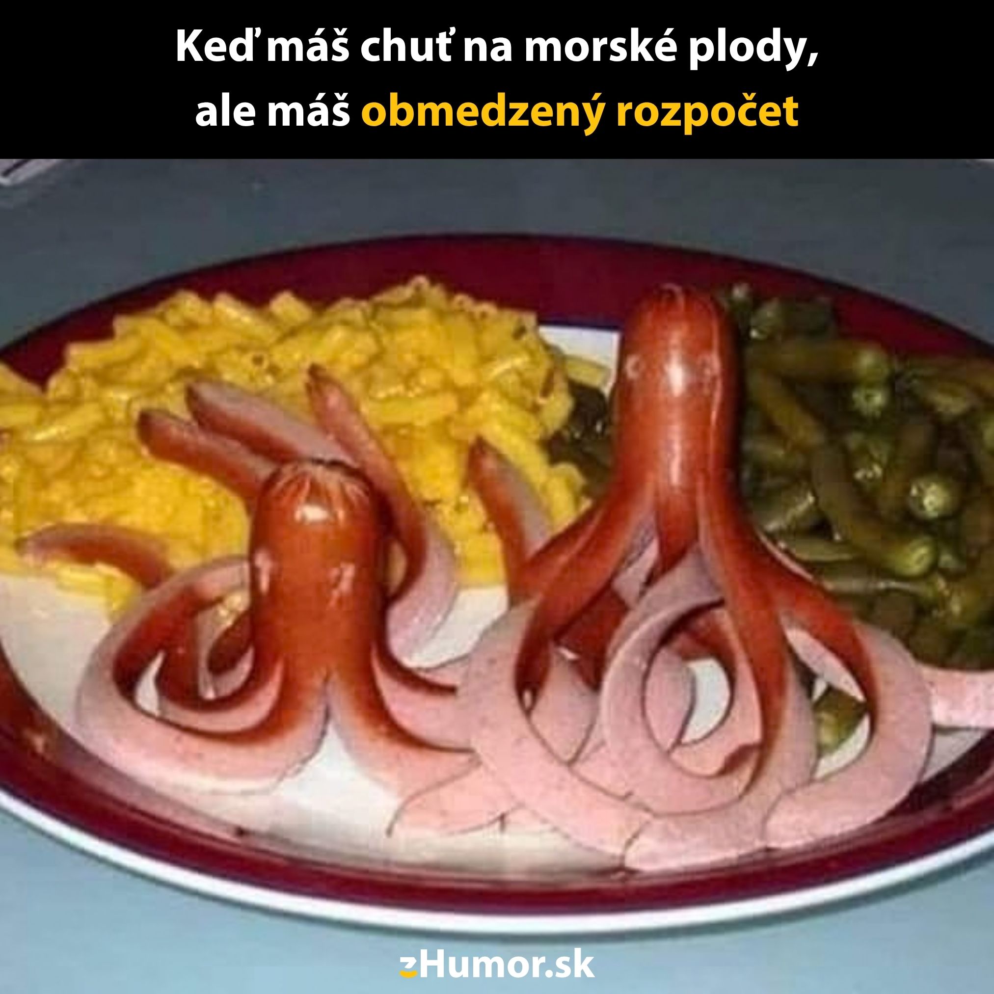 Kreatívne párky tvaru chobotnice s cestovinami a zeleninou na tanieri, humorná ilustrácia obmedzeného rozpočtu.