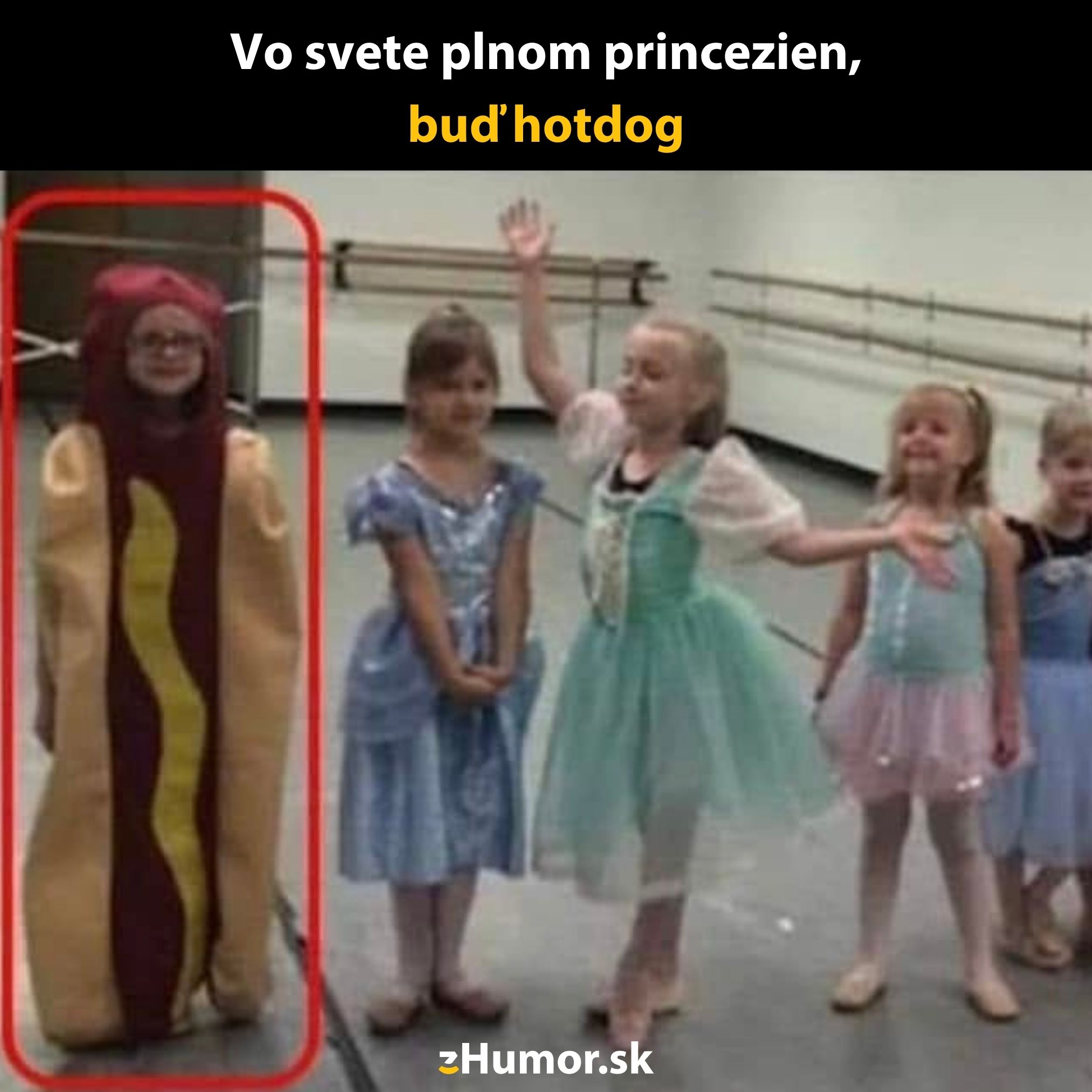 Dievča v kostýme hotdogu medzi princeznami na tanečnej hodine, citát: Vo svete plnom princezien, buď hotdog.