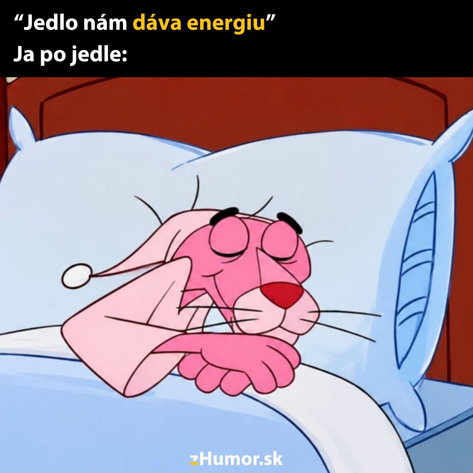Ružová postavička s čiapkou spí na posteli, vtipne reaguje na energiu po jedle.