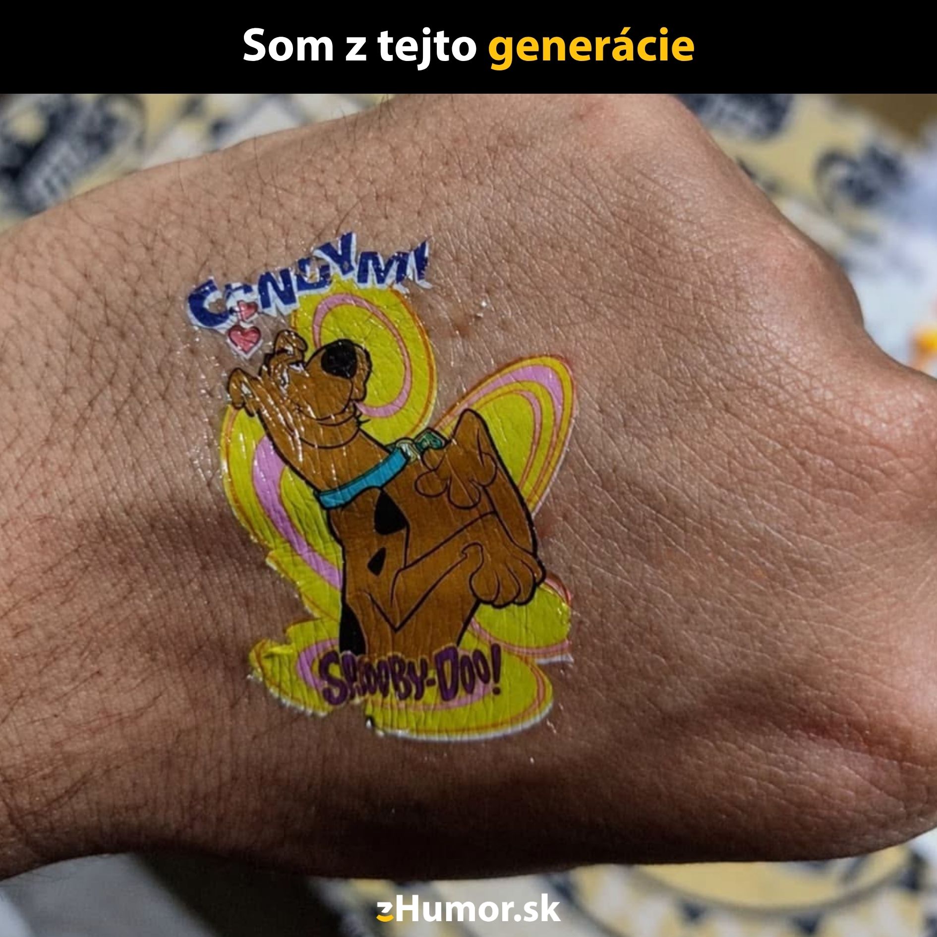 Scooby-Doo nálepka na ruke ilustrujúca nostalgiu generácie kreslených seriálov.