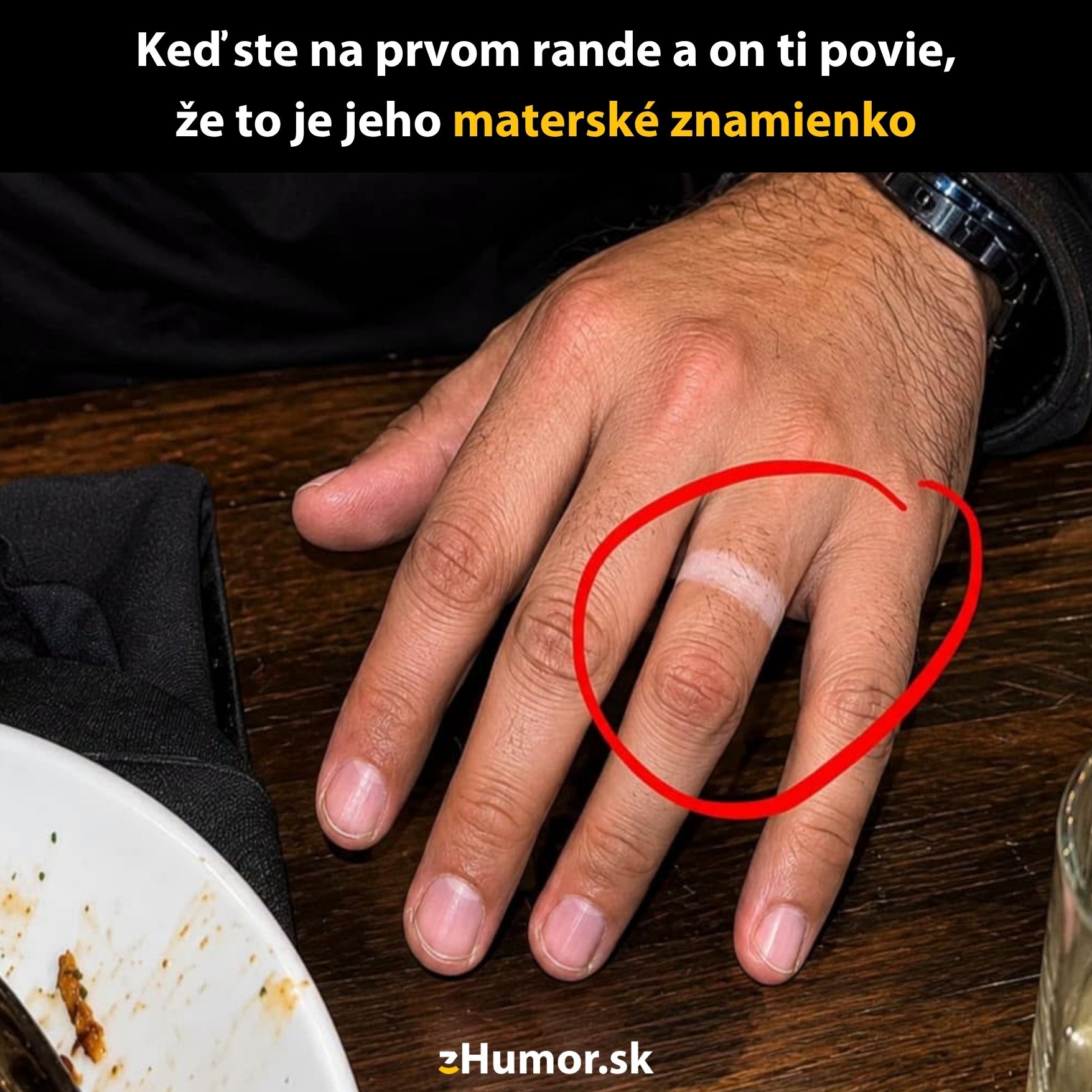 Ruka muža s odtlačkom po prsteni na jeho prstenníku, s humorným textom o rande a materskom znamienku.