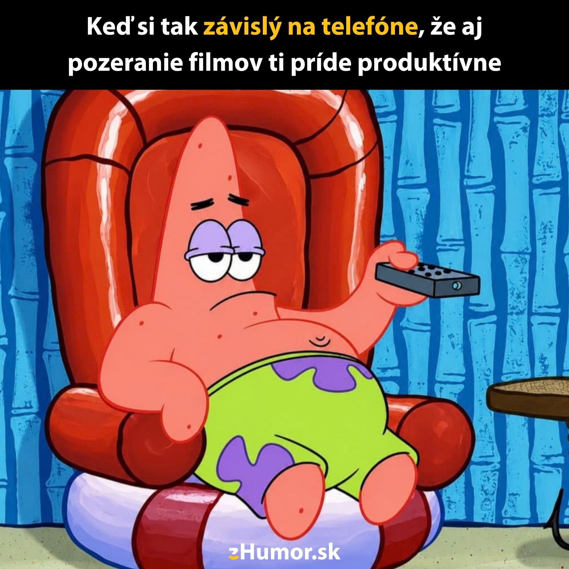 Kreslená postava na kresle s diaľkovým ovládačom, znudený výraz, text o závislosti na telefóne a produktivite.