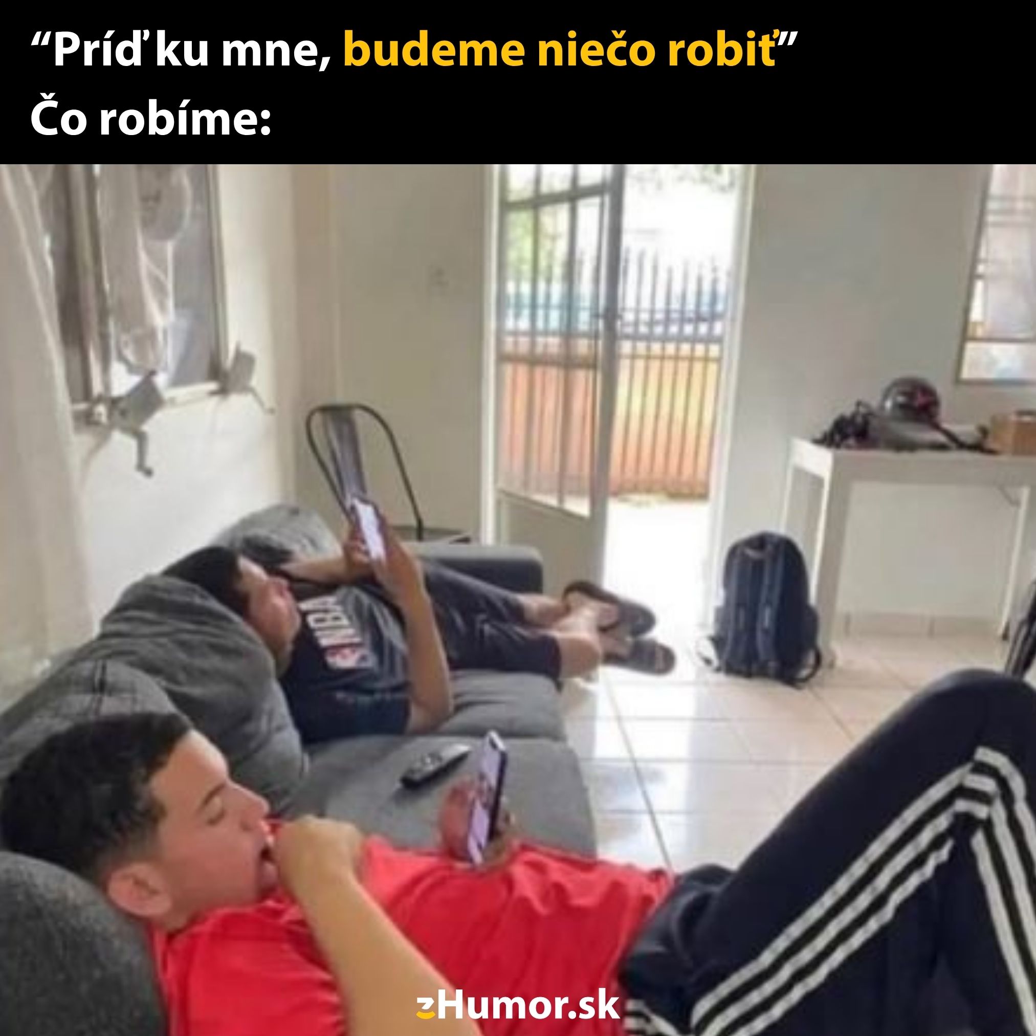 Dvaja kamaráti ležia na gauči a používajú mobilné telefóny, relaxujú v obývačke.
