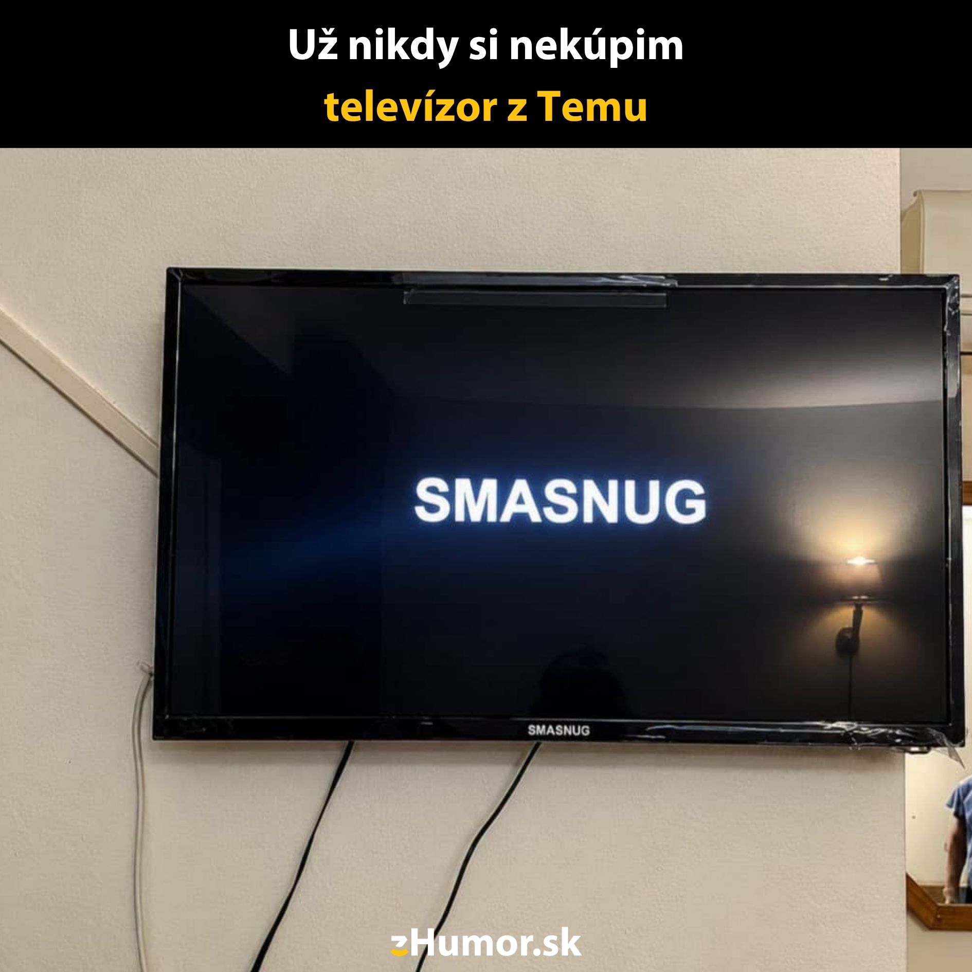 Paródia na televízor zobrazujúca značku SMASNUG s vtipným popisom.