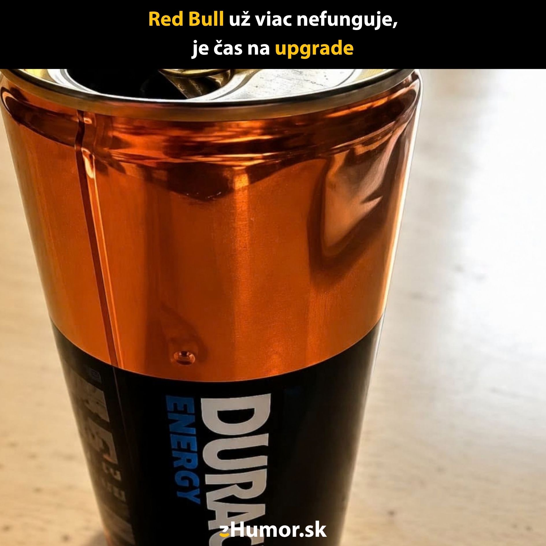 Energetický nápoj v dizajne batérie Duracell, vtipná paródia na Red Bull.