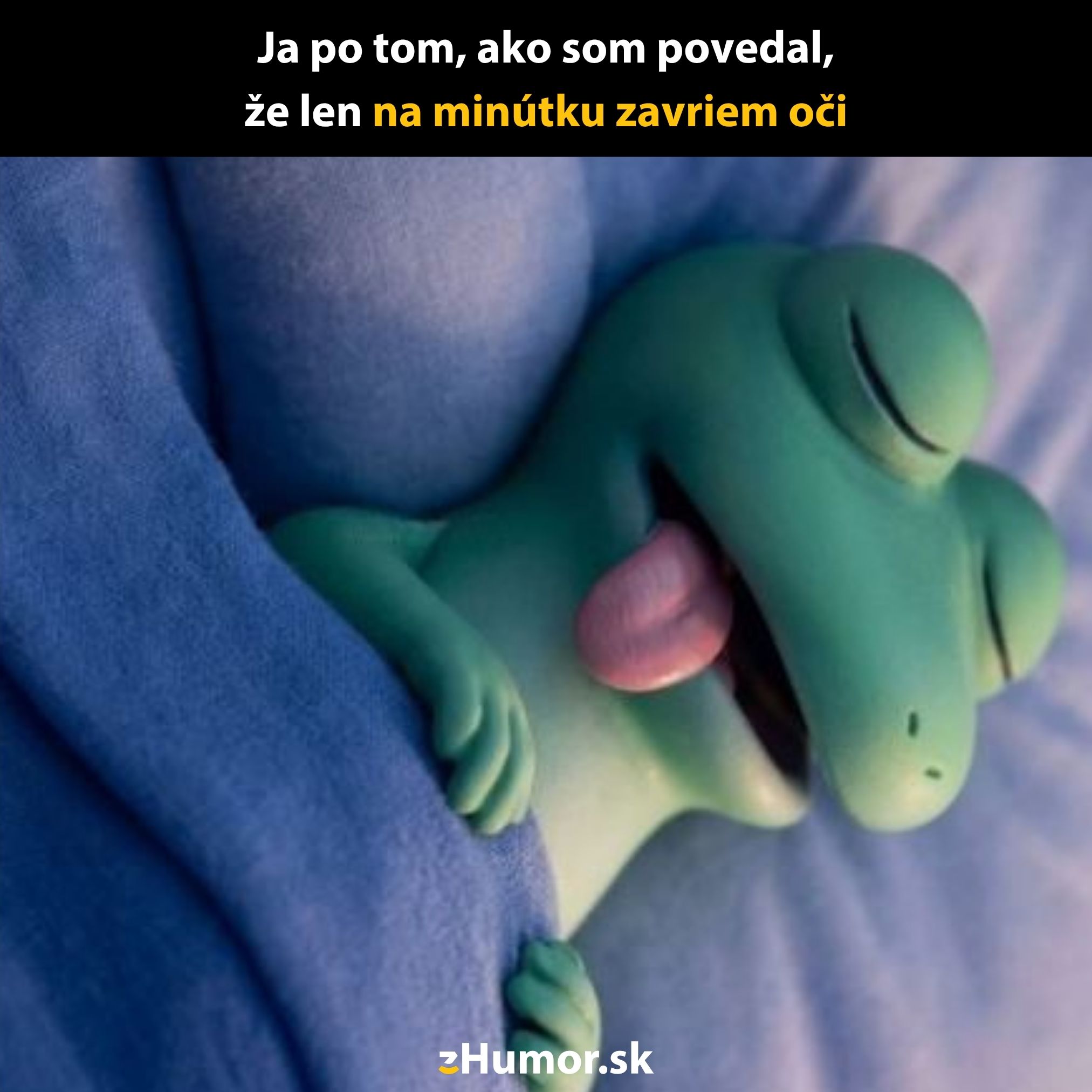 Kreslená žaba spí s jazykom von a s úsmevom, vtipná scéna s textom o chvíľkovom zdriemnutí.