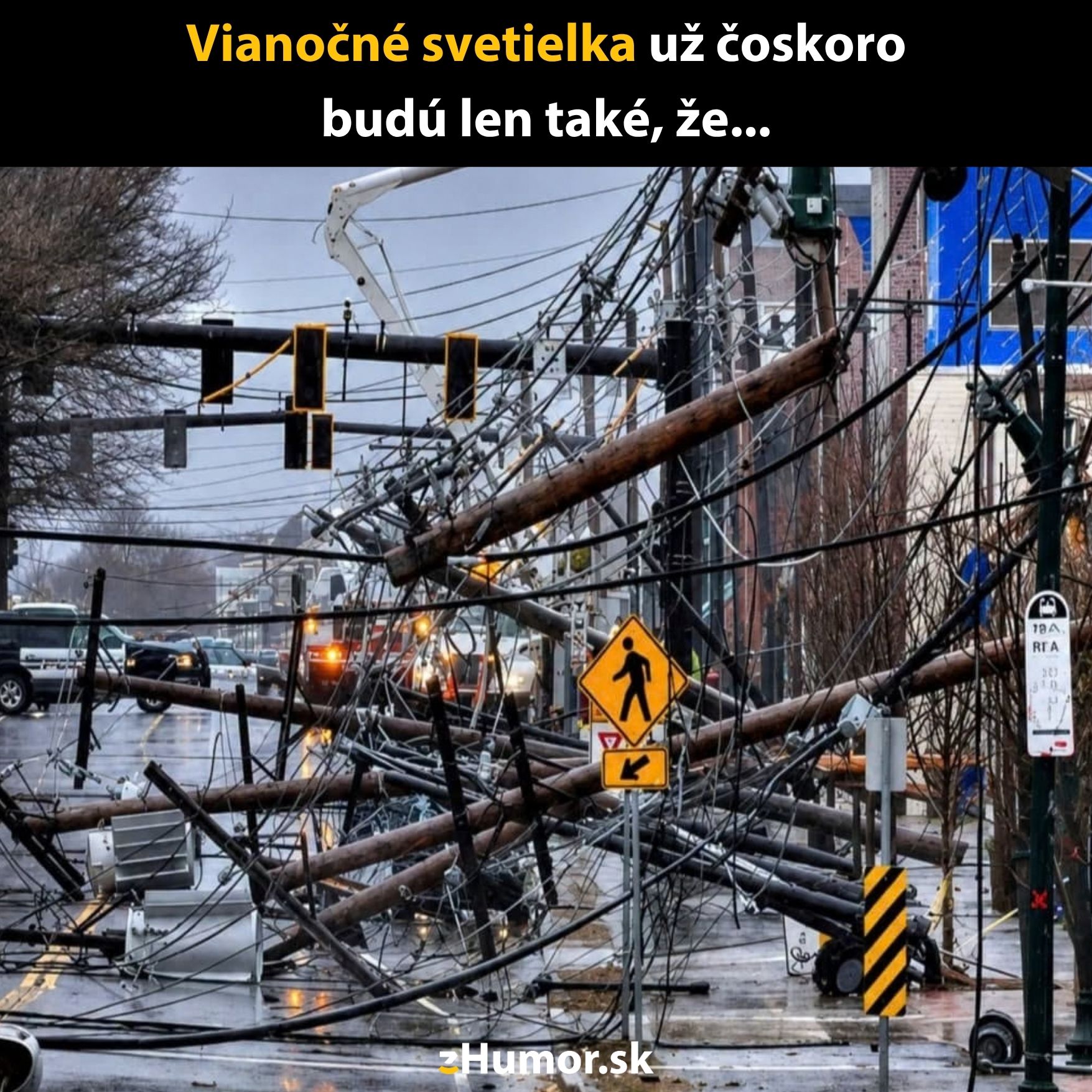 Spadnuté stĺpy a káble blokujúce cestu počas búrky, chaos v doprave a poškodená infraštruktúra.