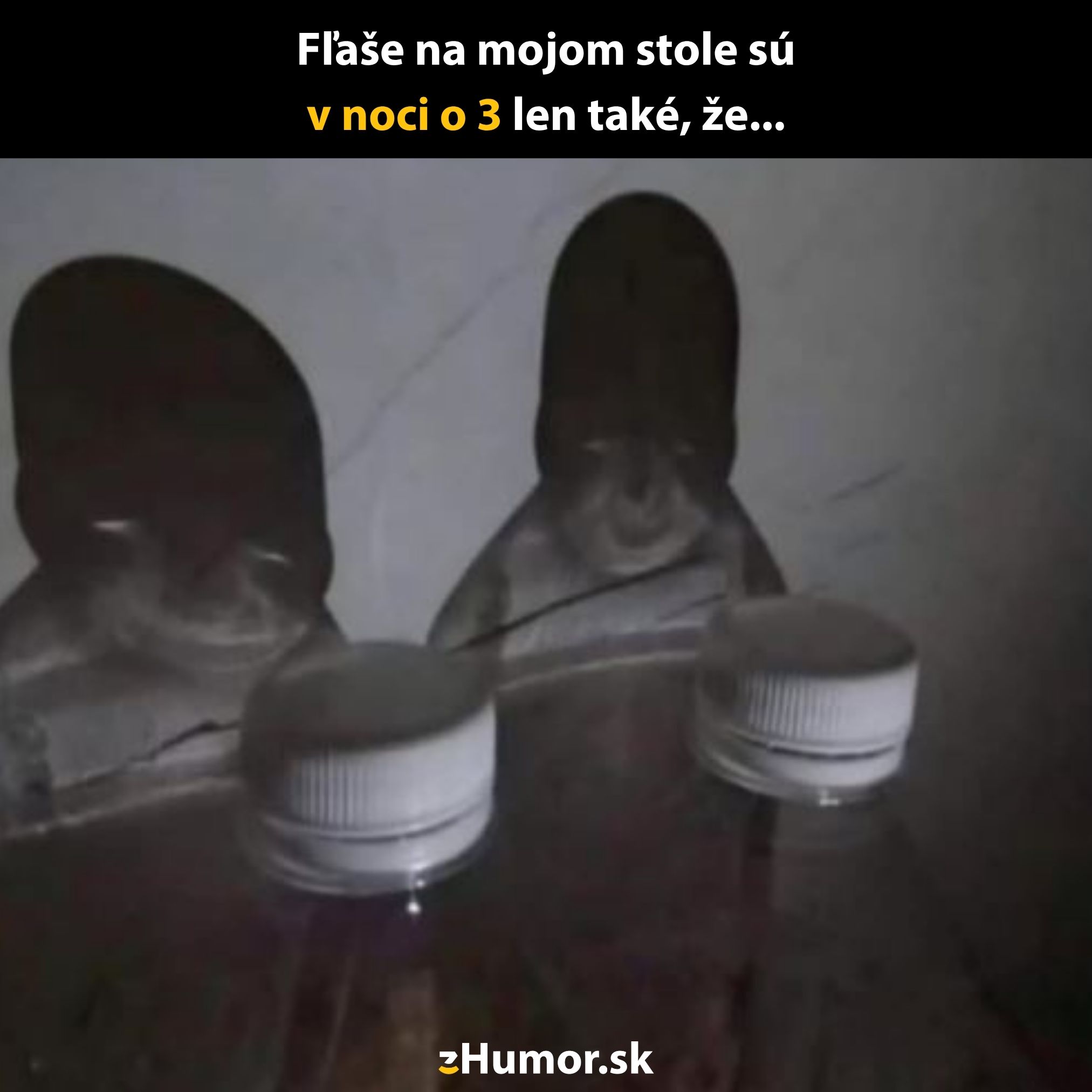 Dve fľaše na stole vytvárajú v noci strašidelné tiene, ktoré pripomínajú tváre.