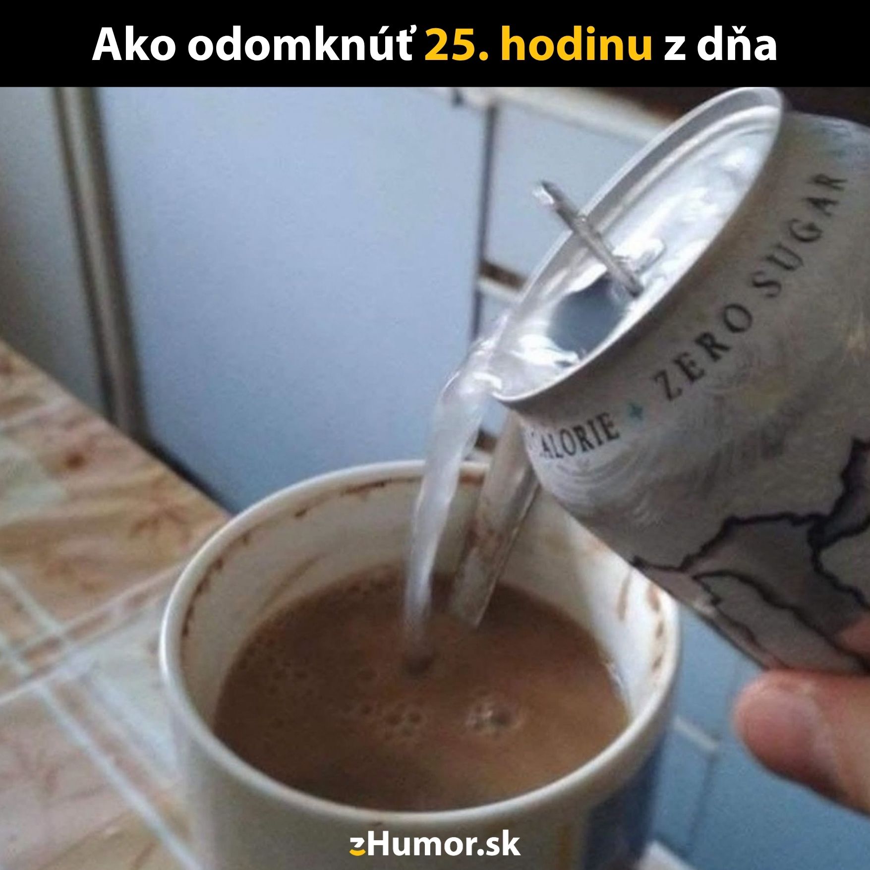 Energetický nápoj sa leje do kávy ako vtipný spôsob získania extra energie.