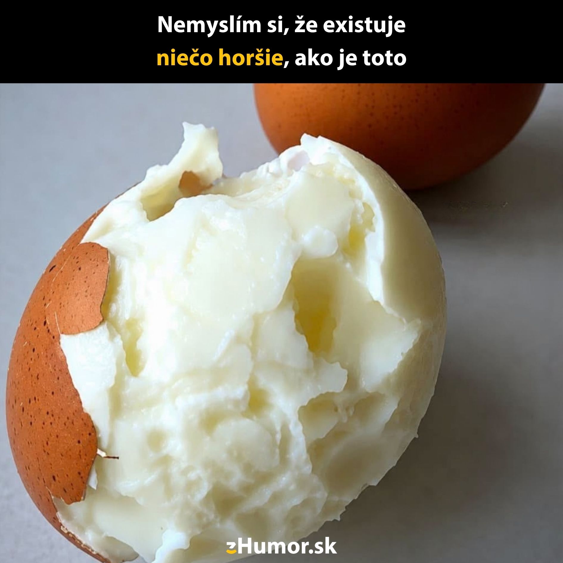 Vtipný obrázok s nedokonale ošúpaným vajcom, vyjadrujúci frustráciu z nešikovného šúpanie varenej škrupiny.